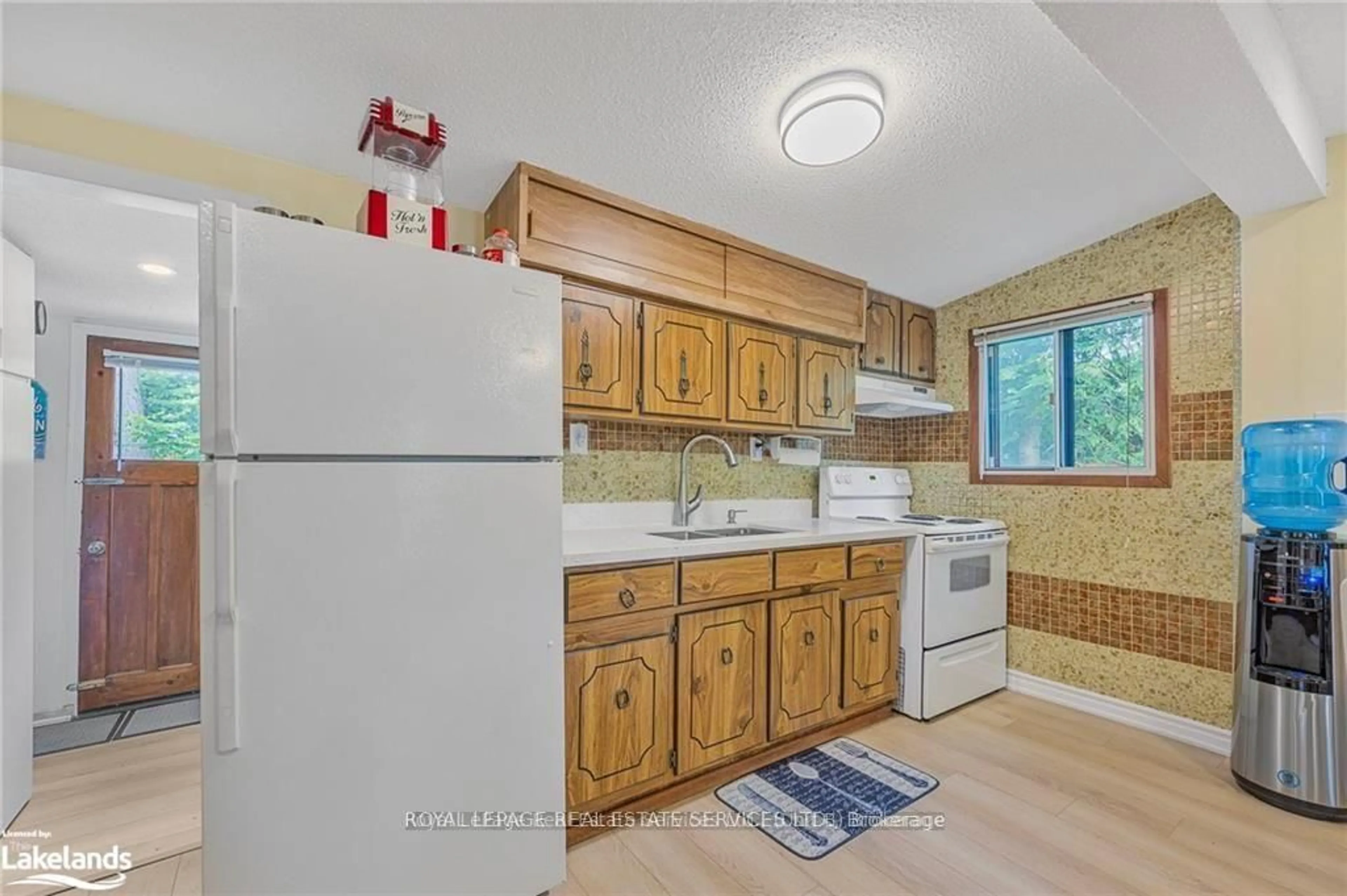 Standard kitchen, ceramic/tile floor for 34 Nancy St, Wasaga Beach Ontario L9Z 2K5