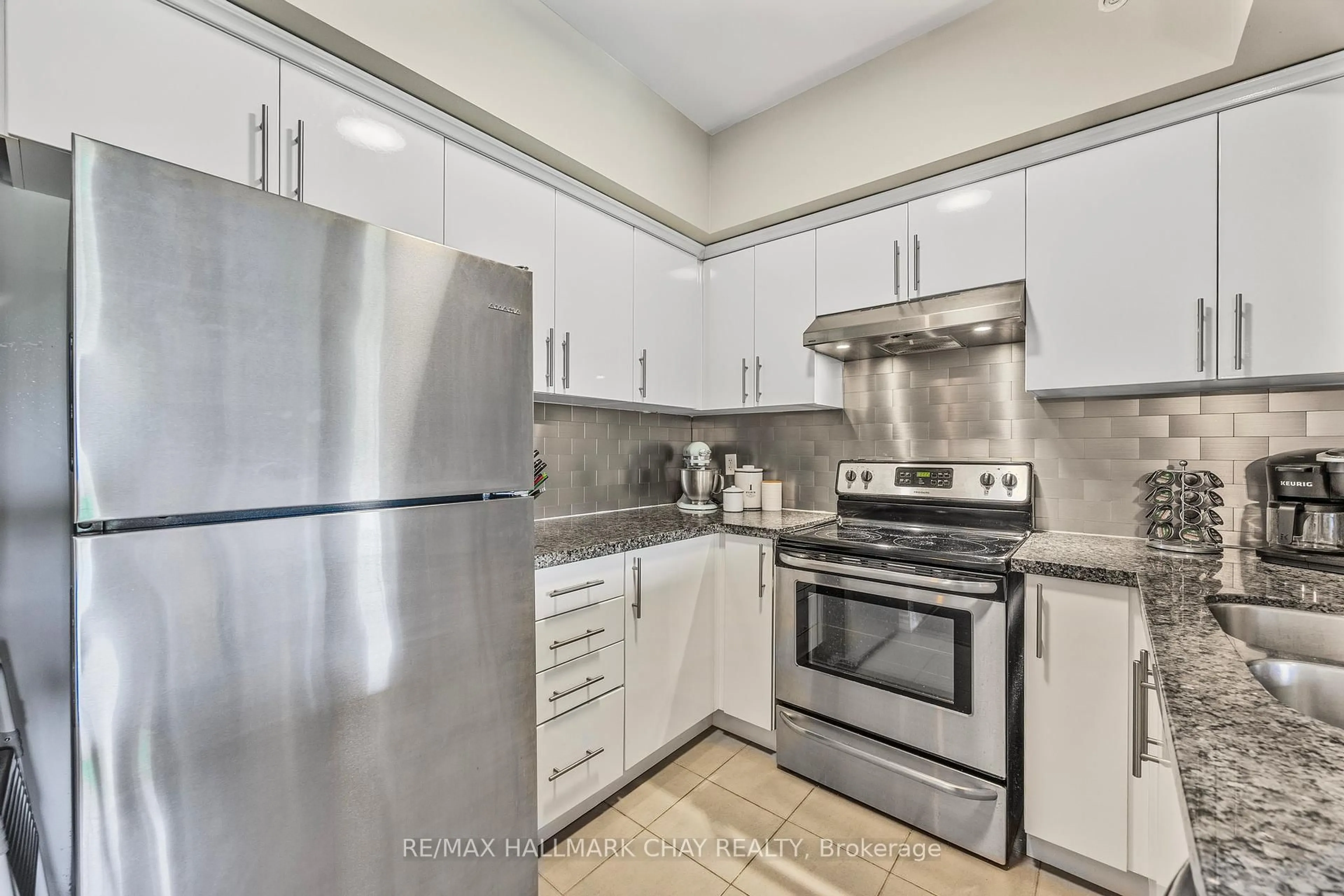 Standard kitchen, unknown for 40 Ferndale Dr #407, Barrie Ontario L4N 2L3