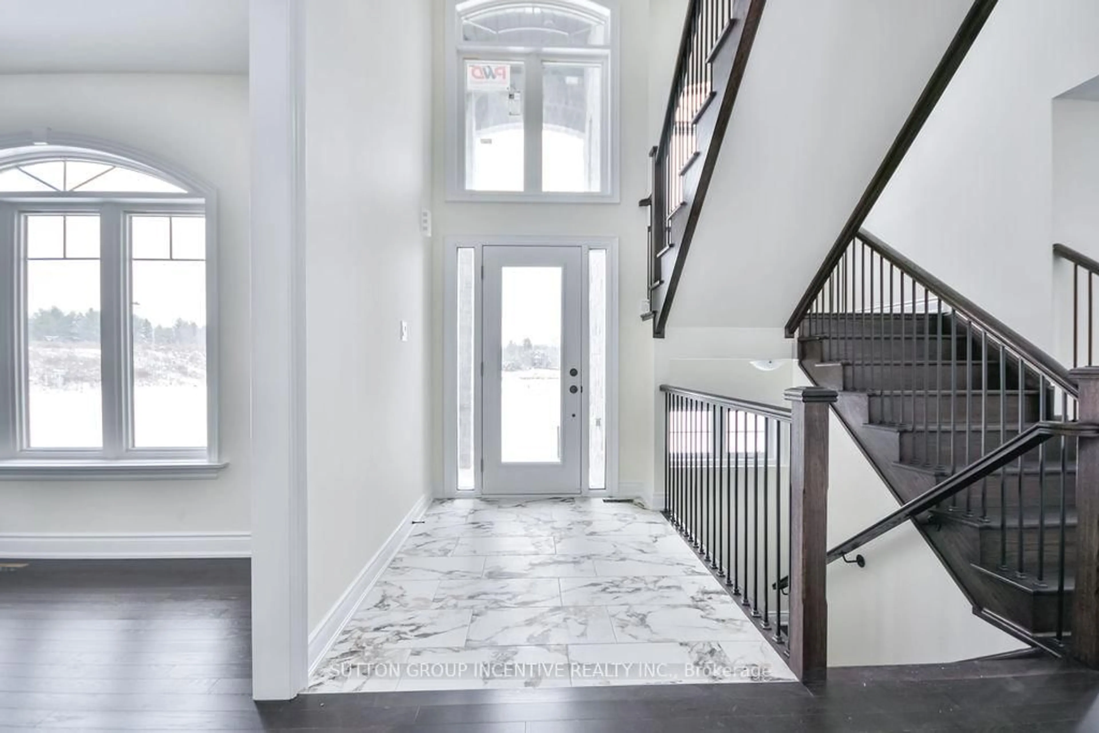 Indoor entryway for 24 Cottonwood St, Springwater Ontario L0L 1Y2