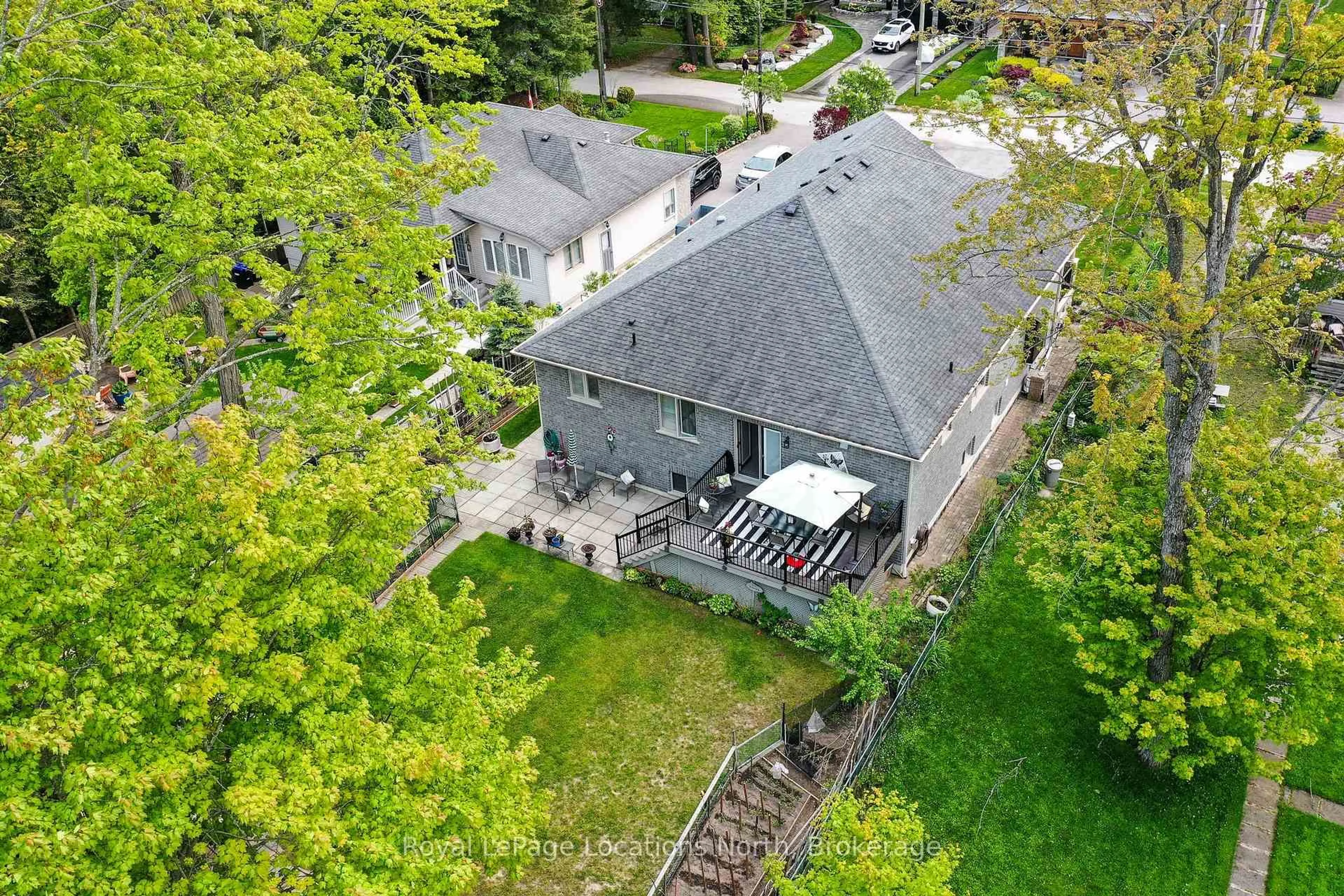 A pic from outside/outdoor area/front of a property/back of a property/a pic from drone, street for 55 34th St, Wasaga Beach Ontario L9Z 2C2