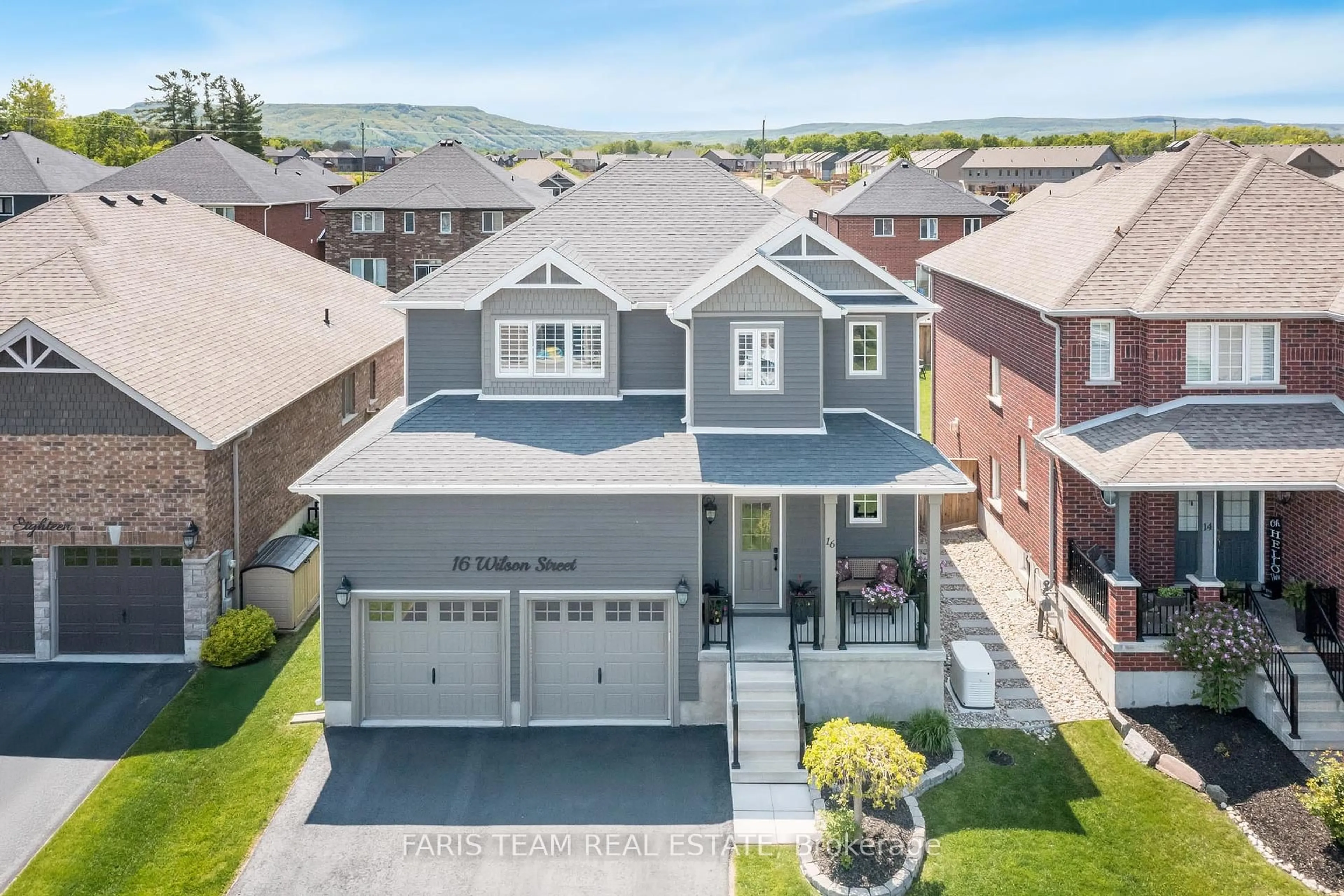 A pic from outside/outdoor area/front of a property/back of a property/a pic from drone, street for 16 Wilson St, Collingwood Ontario L9Y 0Y9