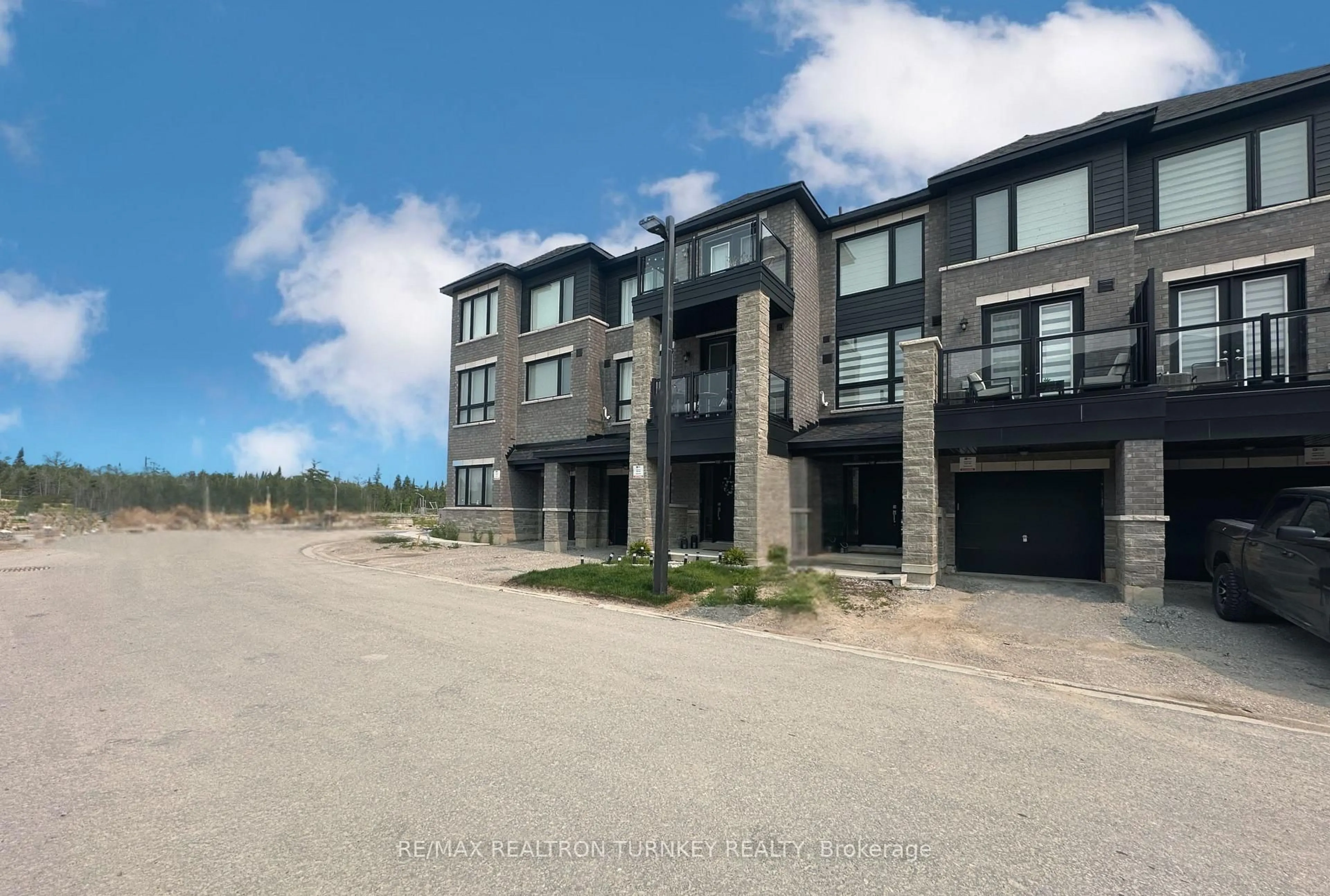 A pic from outside/outdoor area/front of a property/back of a property/a pic from drone, unknown for 28 Spry Lane, Barrie Ontario L9J 0N6