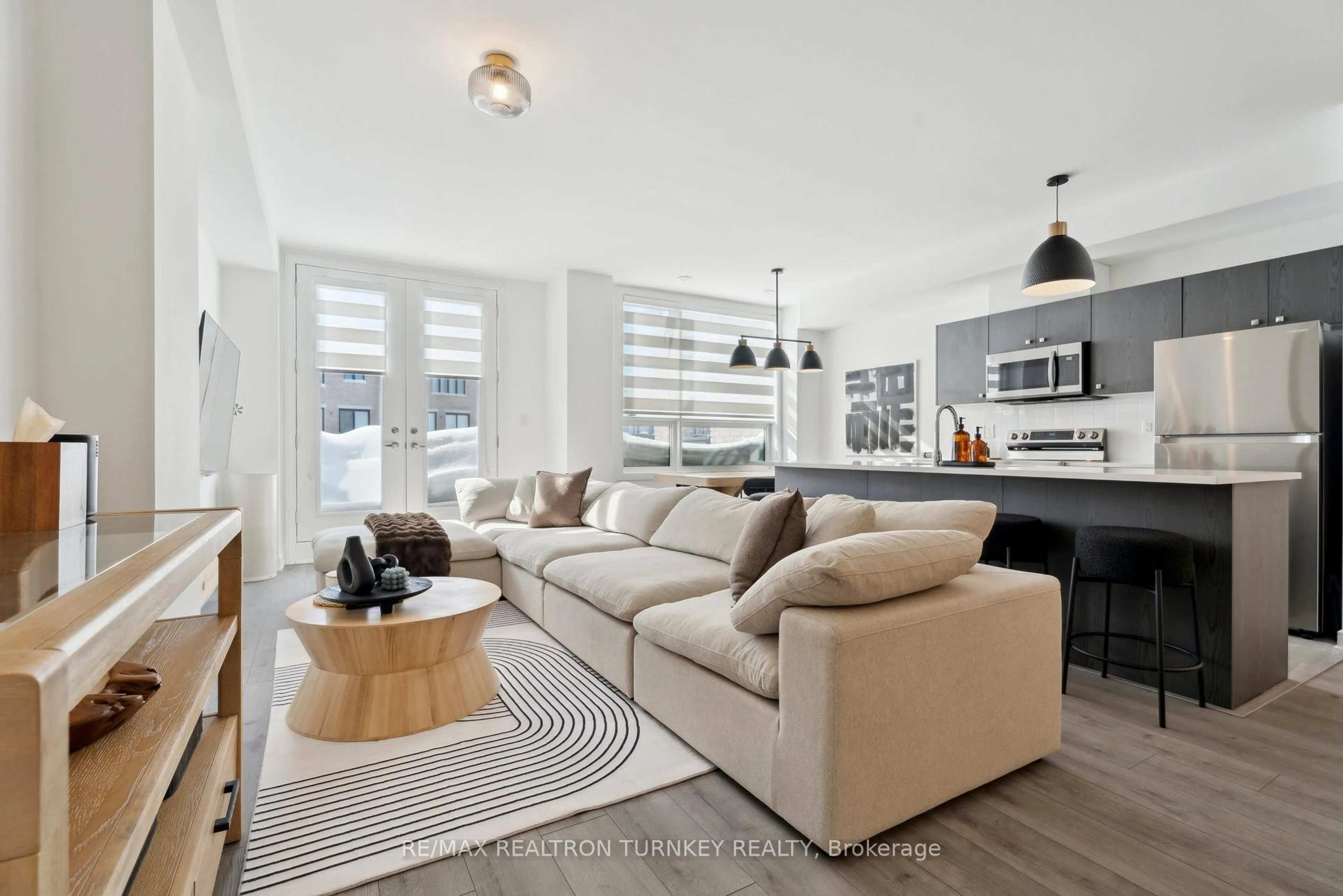 Living room with furniture, unknown for 28 Spry Lane, Barrie Ontario L9J 0N6