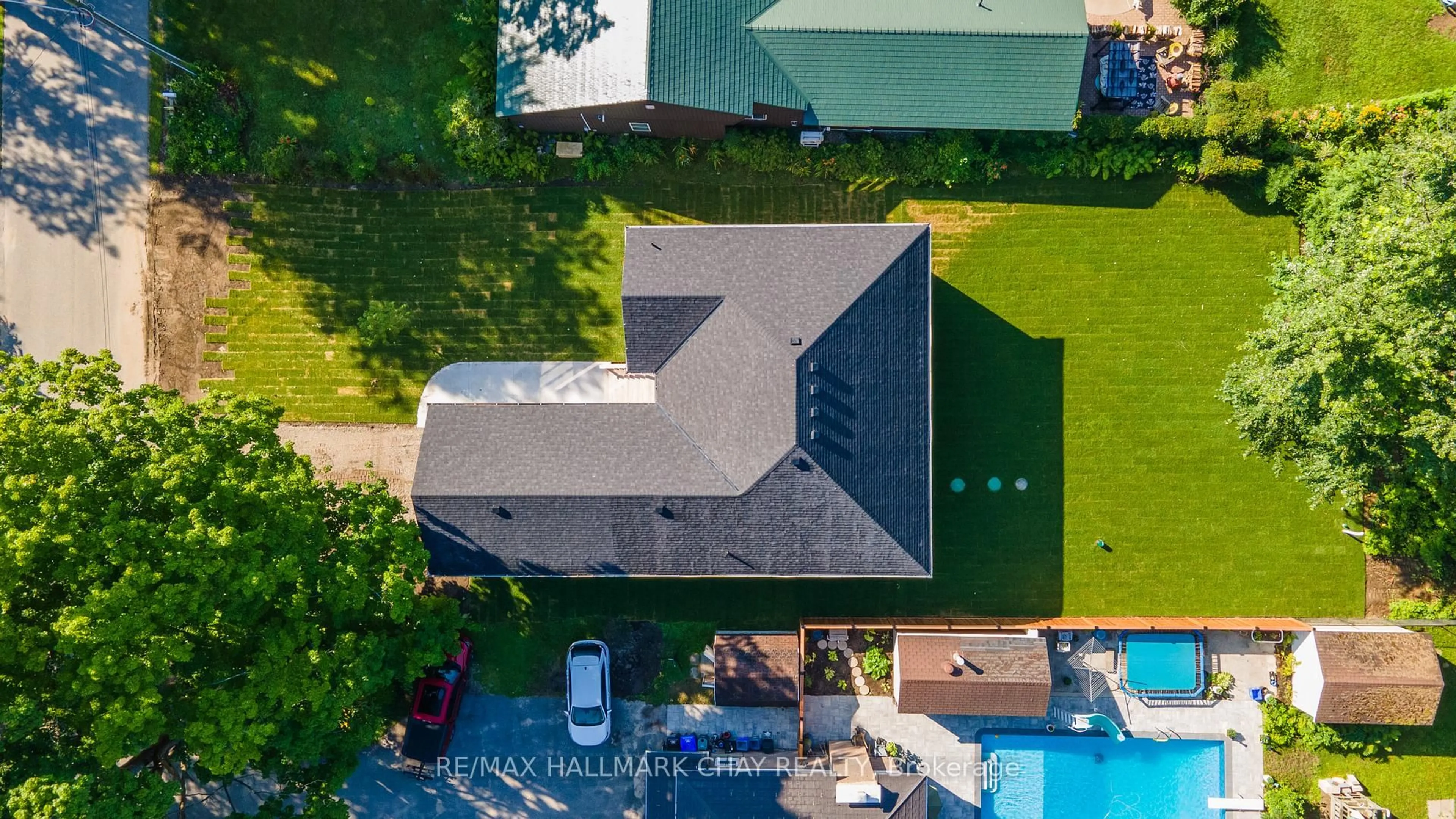A pic from outside/outdoor area/front of a property/back of a property/a pic from drone, unknown for 8 Alexander St, Springwater Ontario L3V 3T8