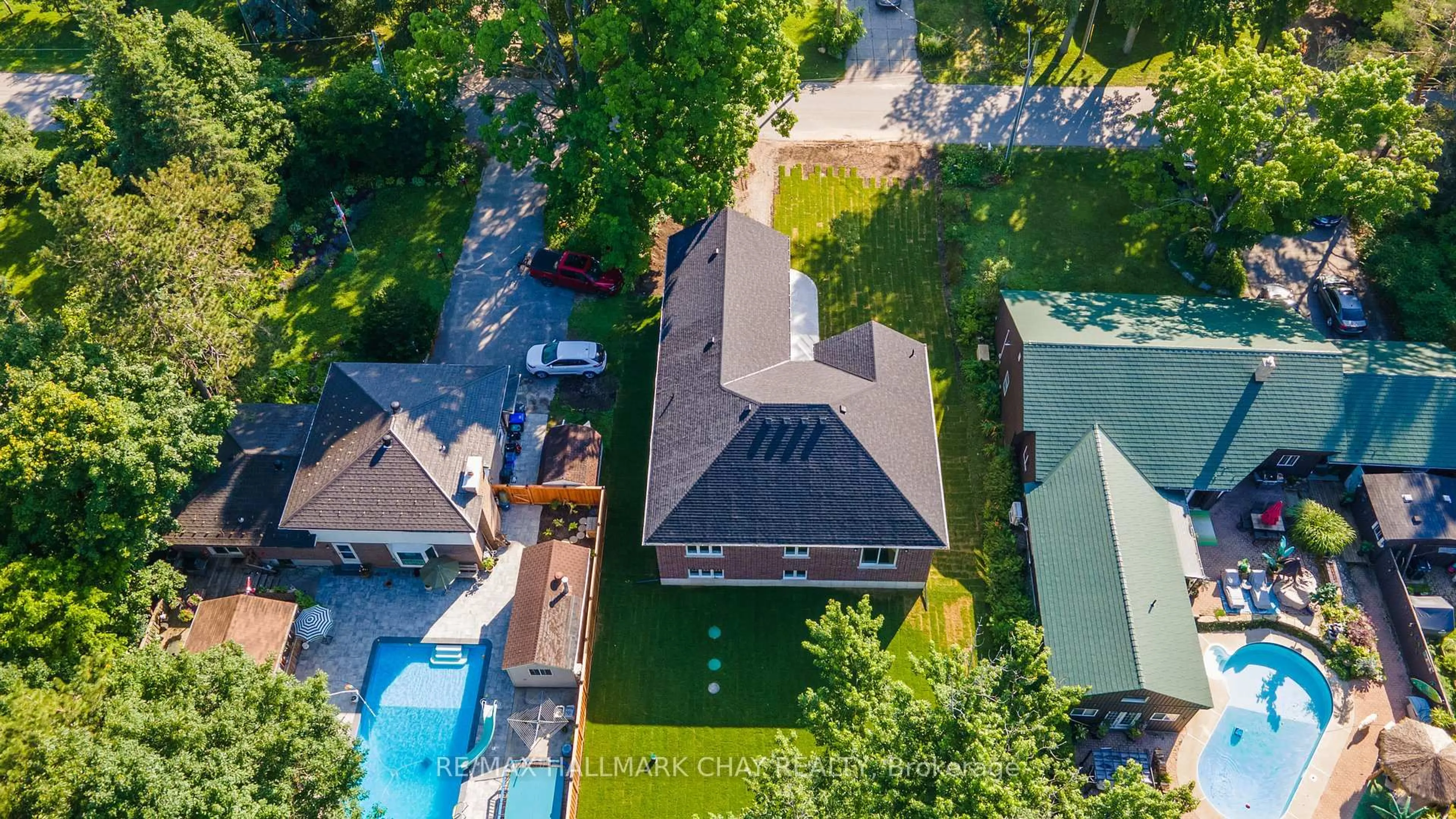A pic from outside/outdoor area/front of a property/back of a property/a pic from drone, street for 8 Alexander St, Springwater Ontario L3V 3T8