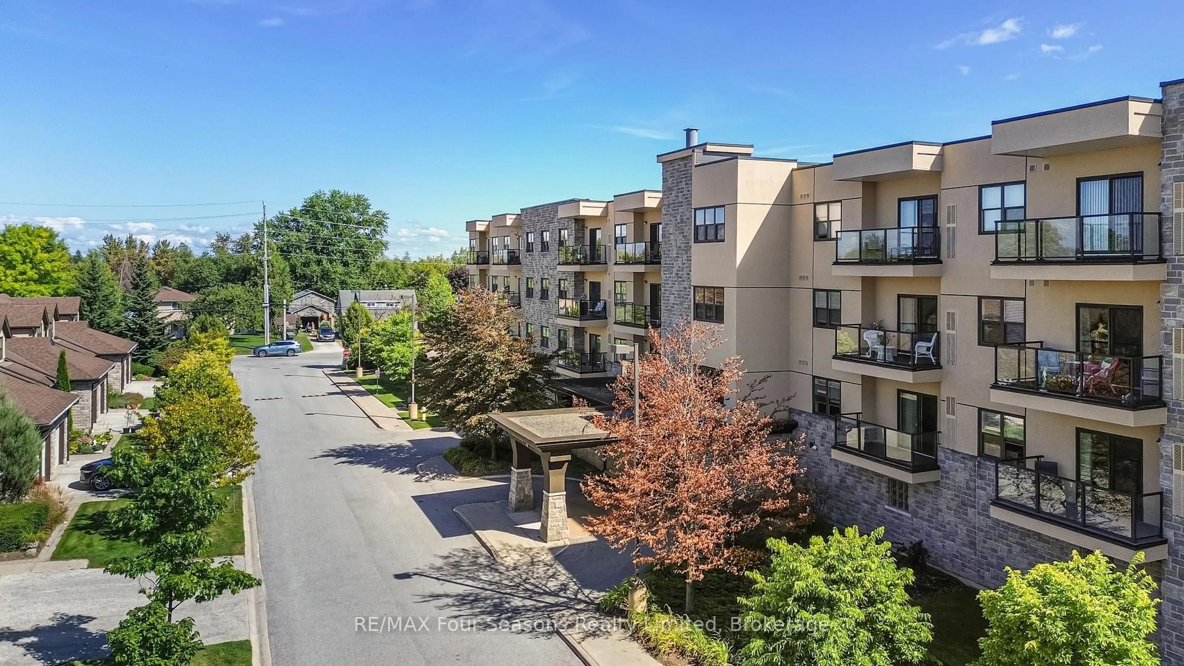 A pic from outside/outdoor area/front of a property/back of a property/a pic from drone, city buildings view from balcony for 91 RAGLAN St #411, Collingwood Ontario L9Y 3B3