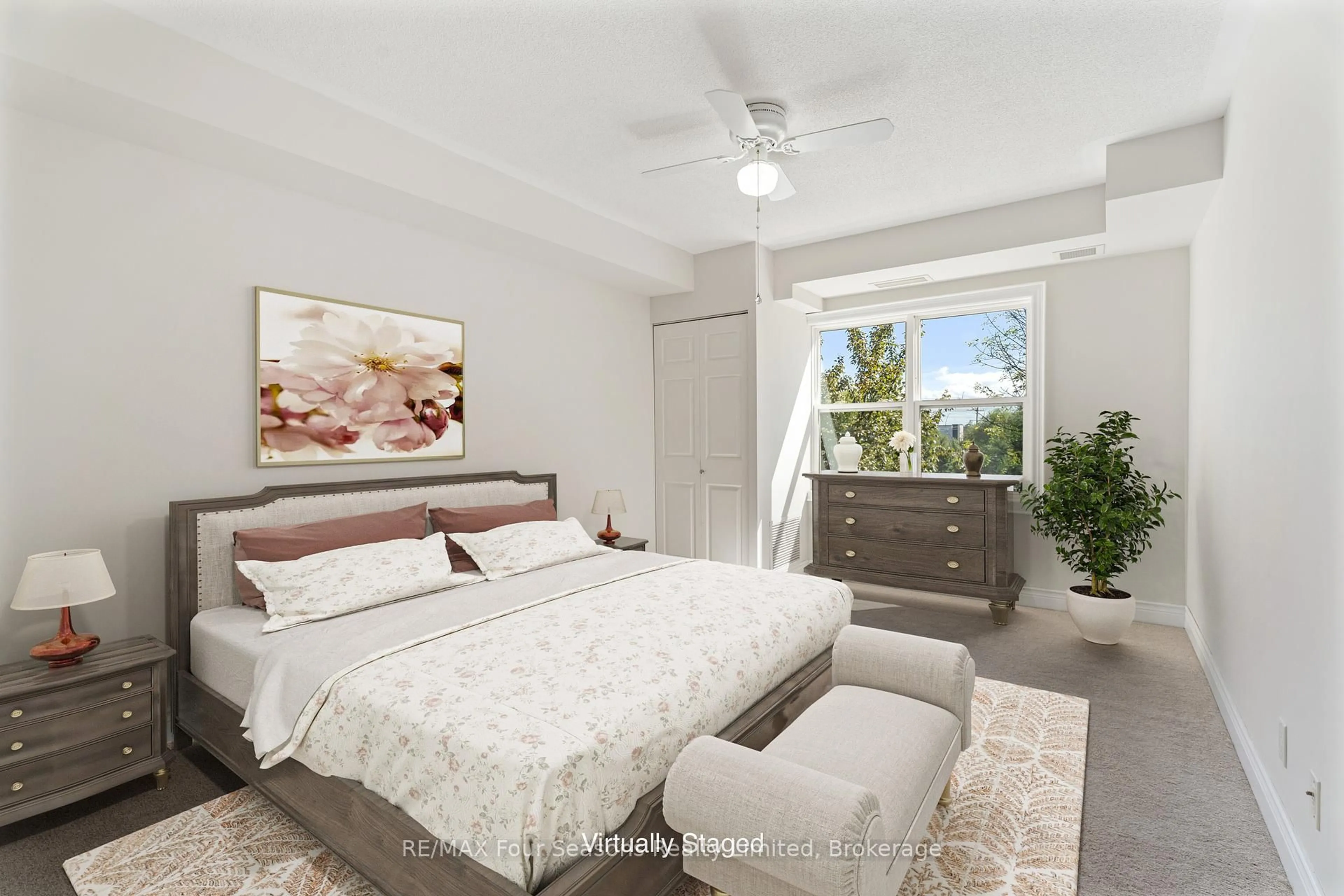 Bedroom with bed, unknown for 91 RAGLAN St #411, Collingwood Ontario L9Y 3B3