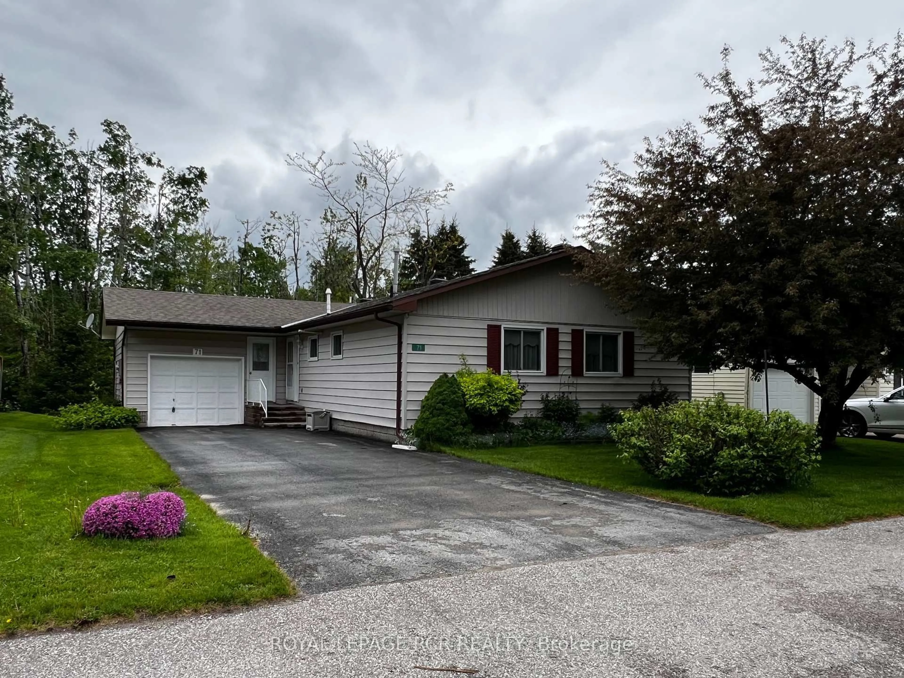 A pic from outside/outdoor area/front of a property/back of a property/a pic from drone, street for 71 Tamarack Dr, Oro-Medonte Ontario L0L 1T0