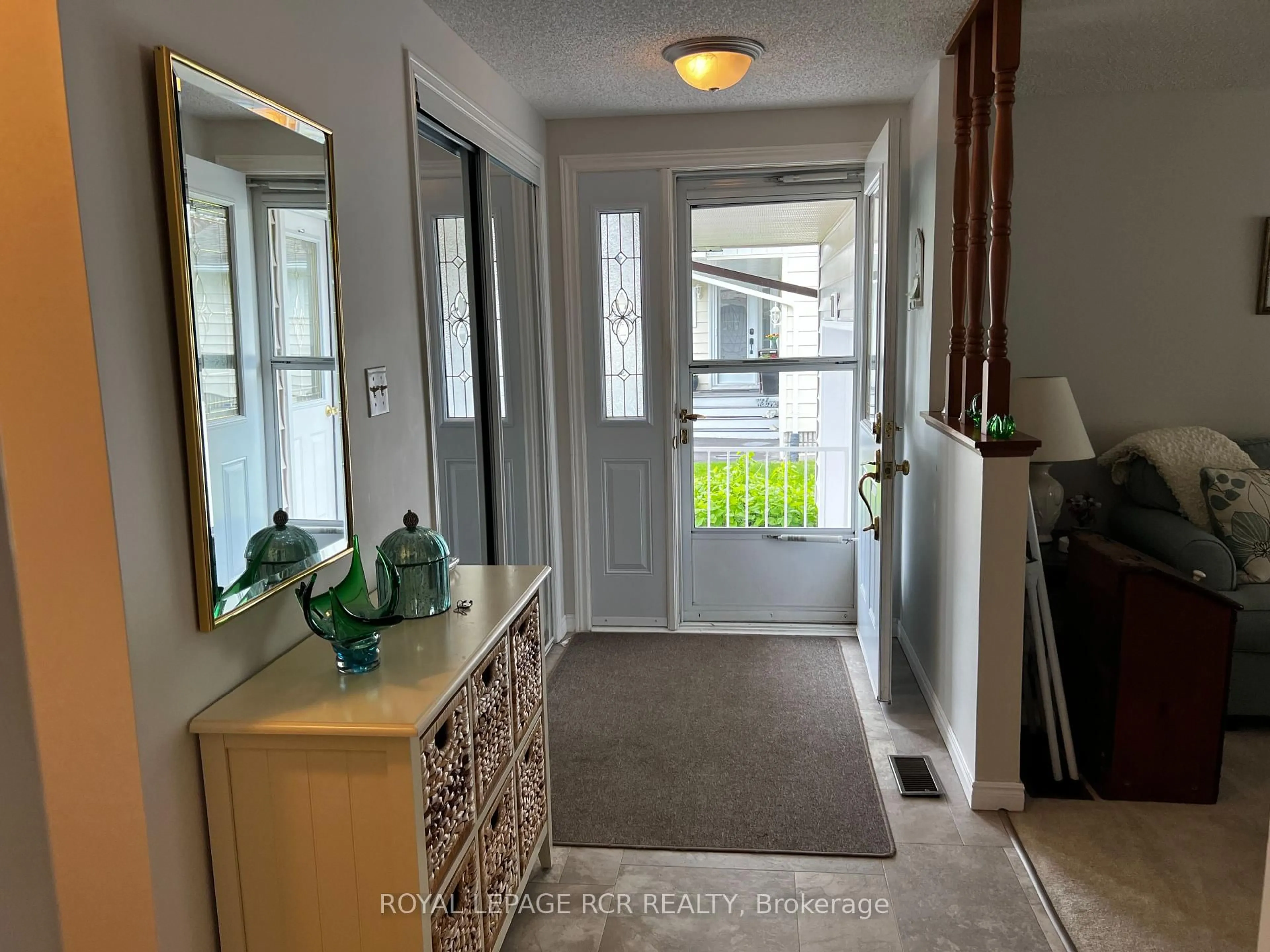 Indoor entryway for 71 Tamarack Dr, Oro-Medonte Ontario L0L 1T0