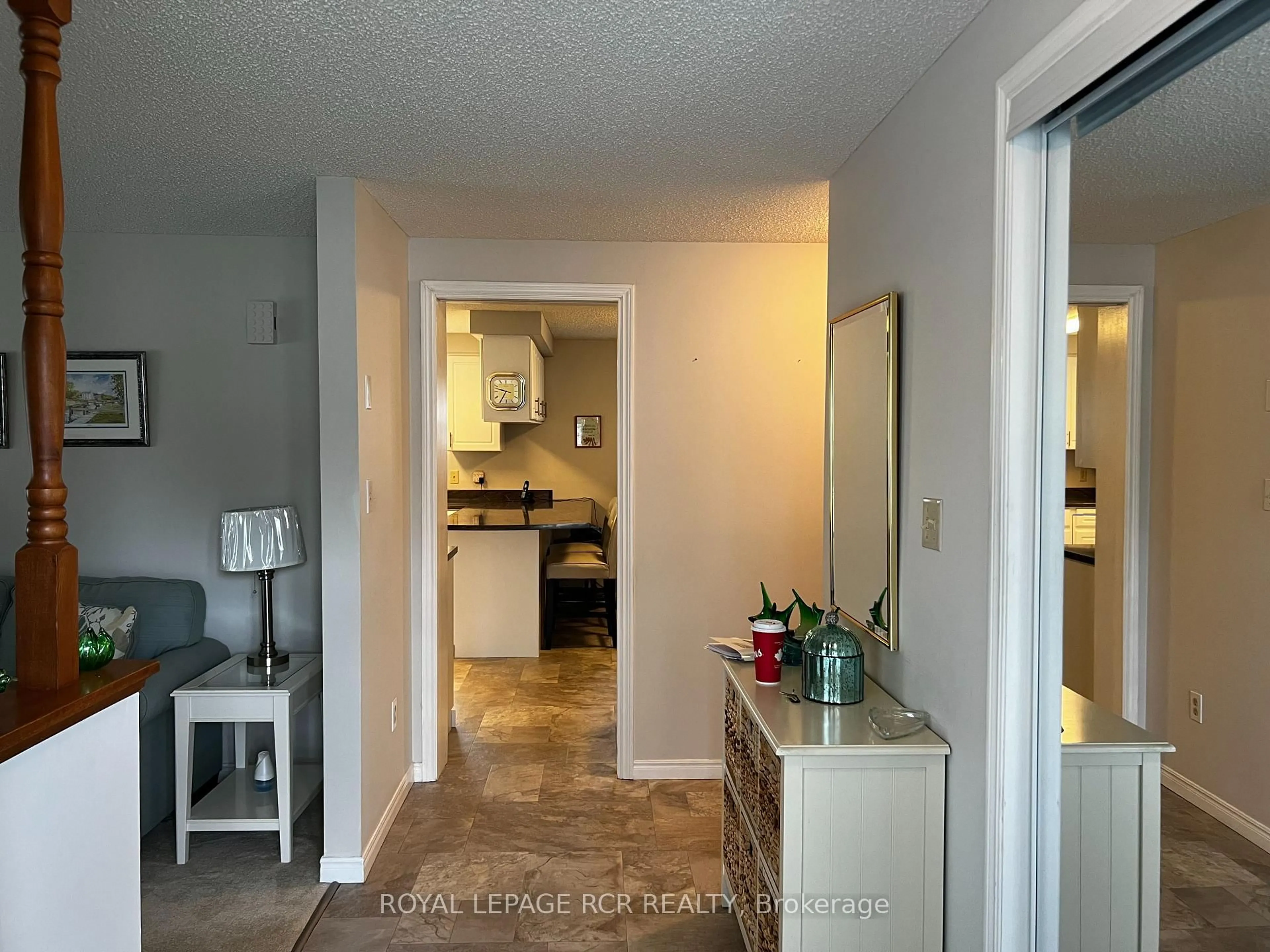 Indoor entryway for 71 Tamarack Dr, Oro-Medonte Ontario L0L 1T0