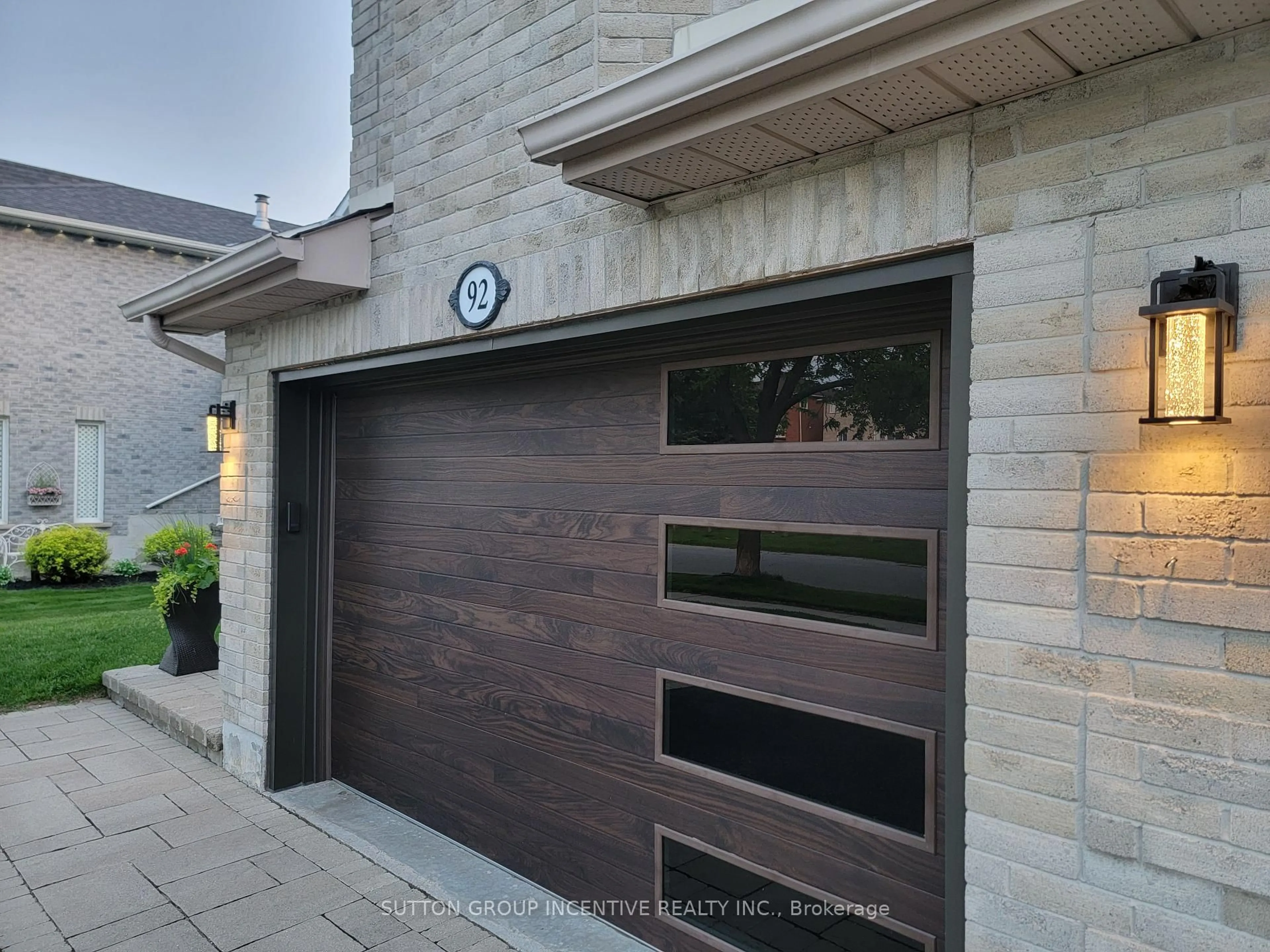 Indoor garage for 92 Sundew Dr, Barrie Ontario L4N 9M1