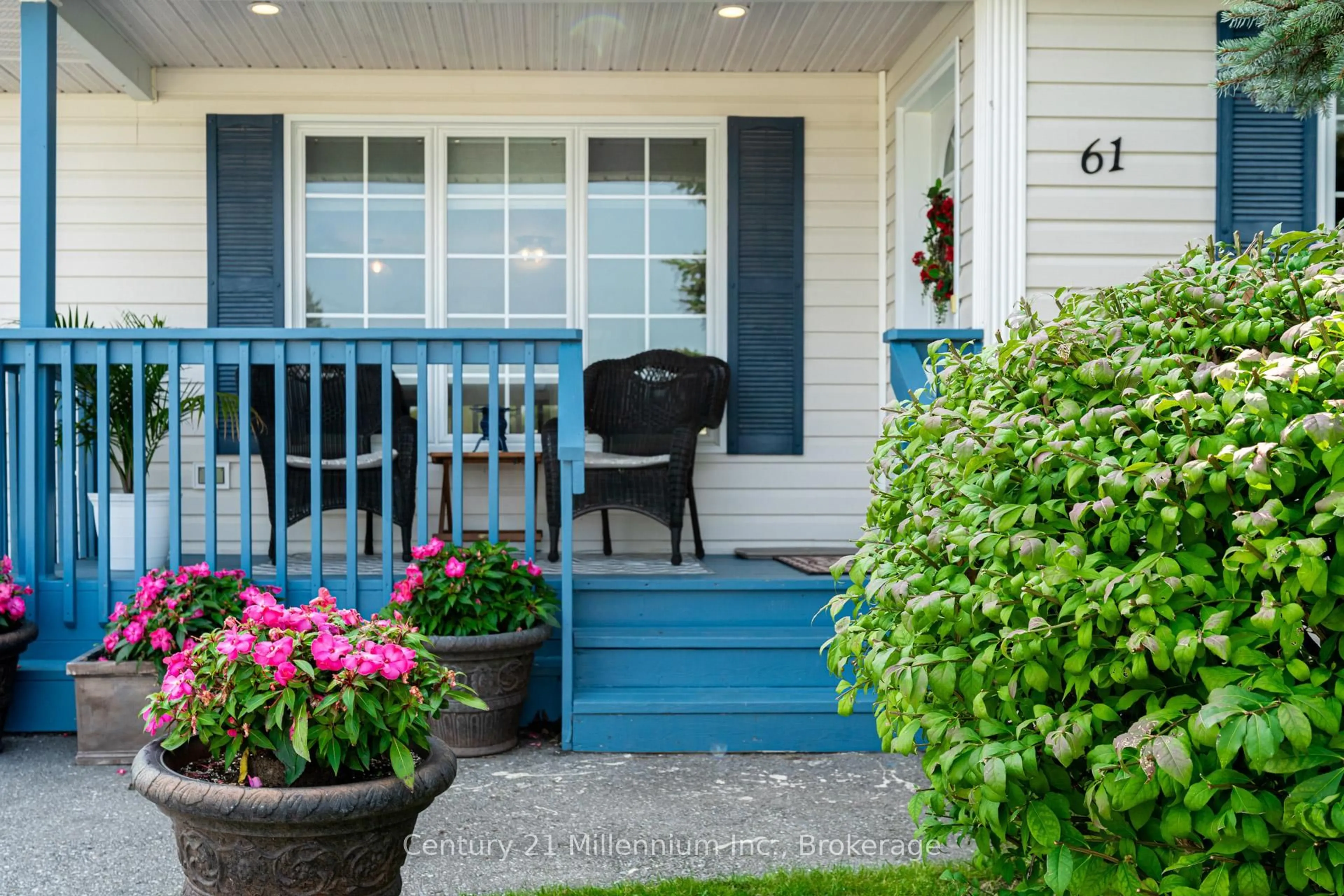 Home with vinyl exterior material, street for 61 PENNSYLVANIA Ave, Wasaga Beach Ontario L9Z 3A8