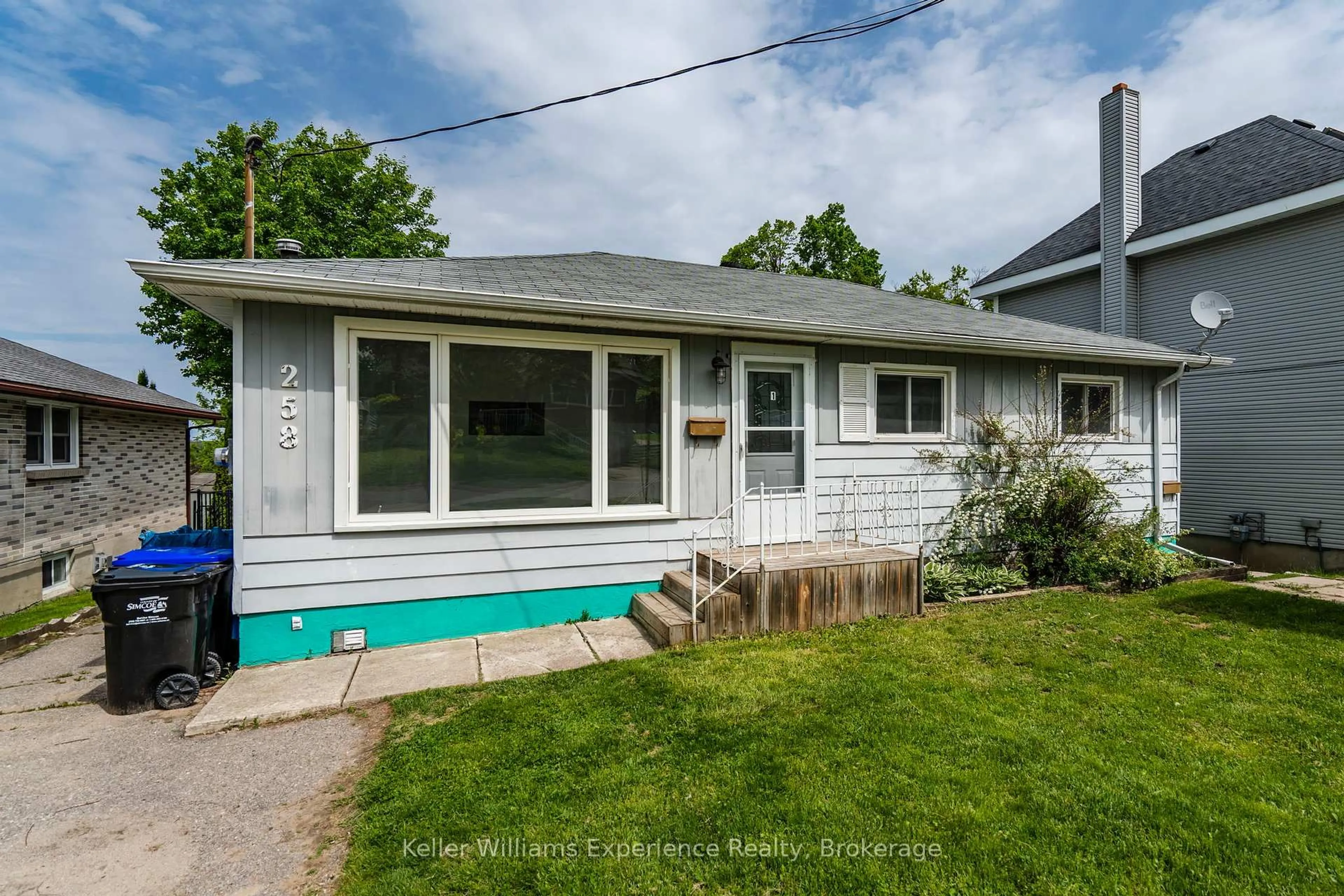 Home with vinyl exterior material, street for 258 Ruby St, Midland Ontario L4R 2L4