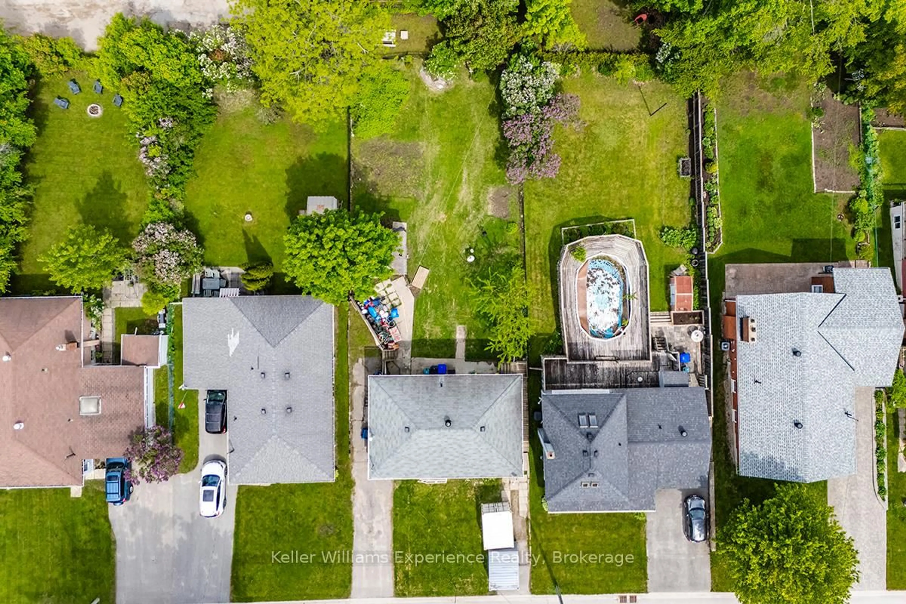A pic from outside/outdoor area/front of a property/back of a property/a pic from drone, street for 258 Ruby St, Midland Ontario L4R 2L4