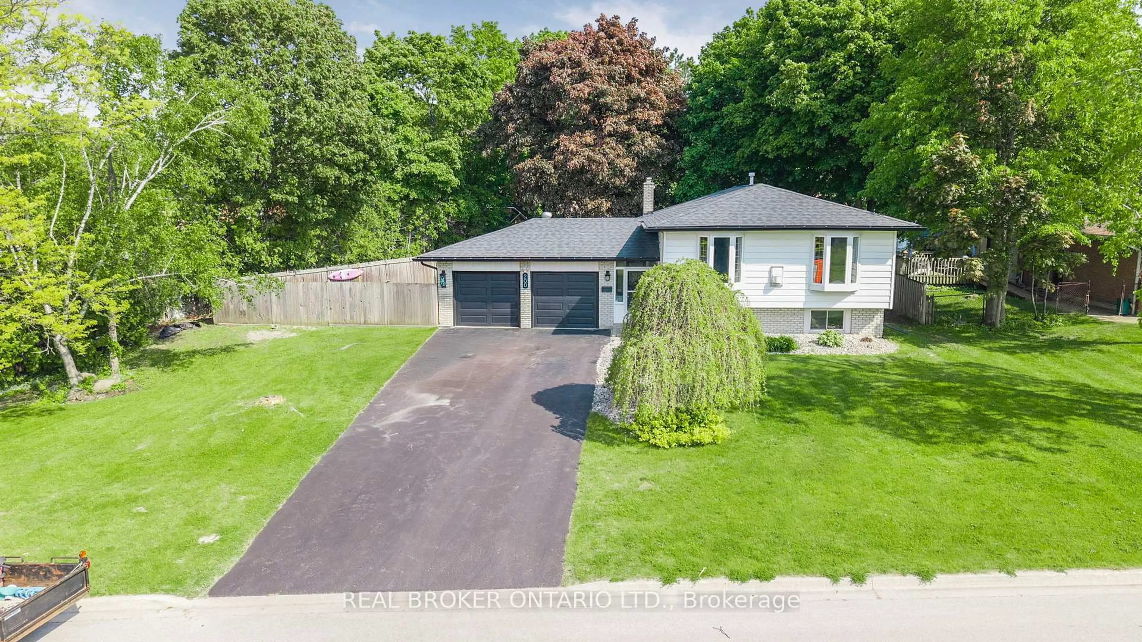 A pic from outside/outdoor area/front of a property/back of a property/a pic from drone, street for 200 HICKORY Lane, Barrie Ontario L4N 4J8