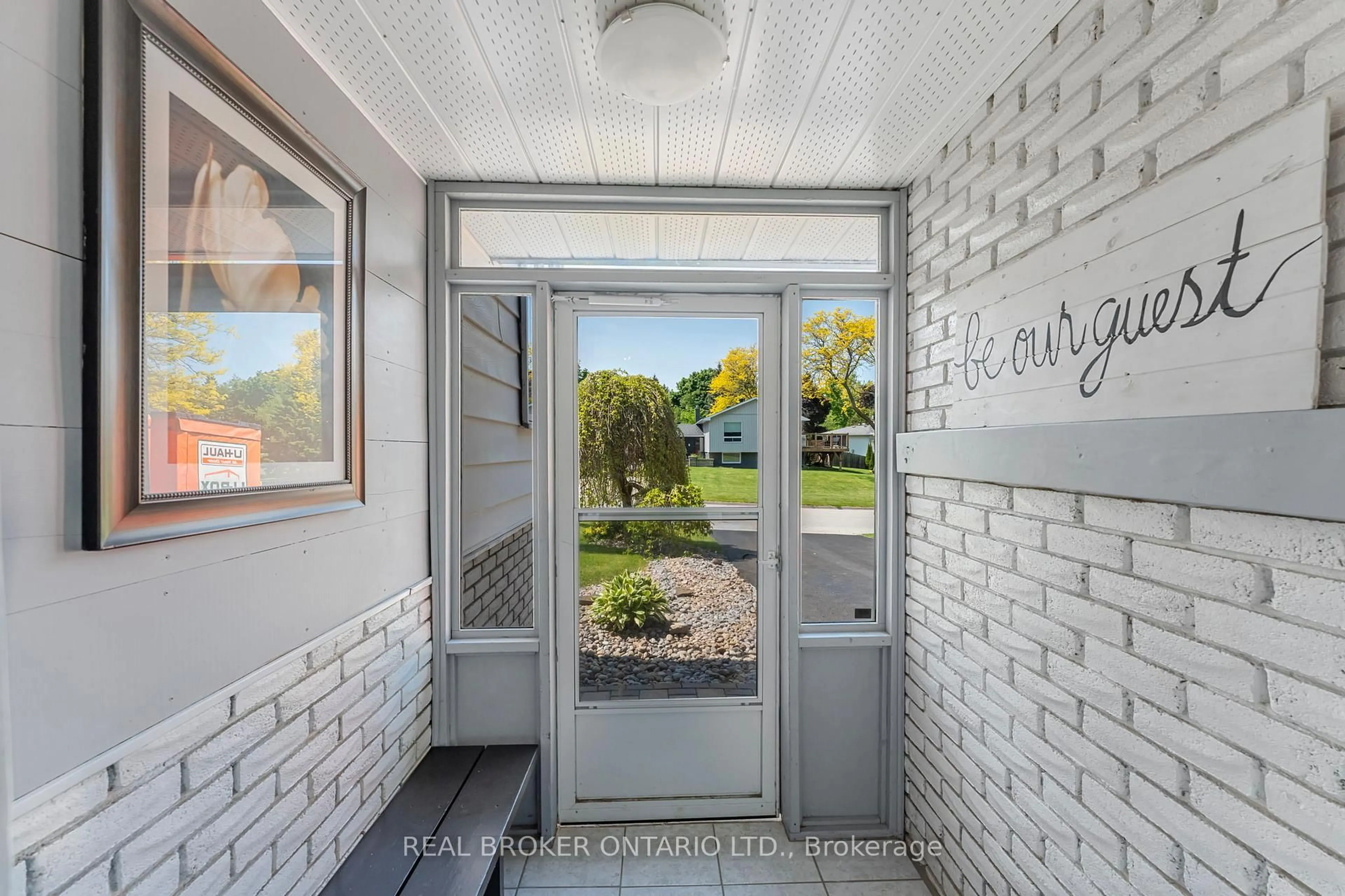 Indoor entryway for 200 HICKORY Lane, Barrie Ontario L4N 4J8