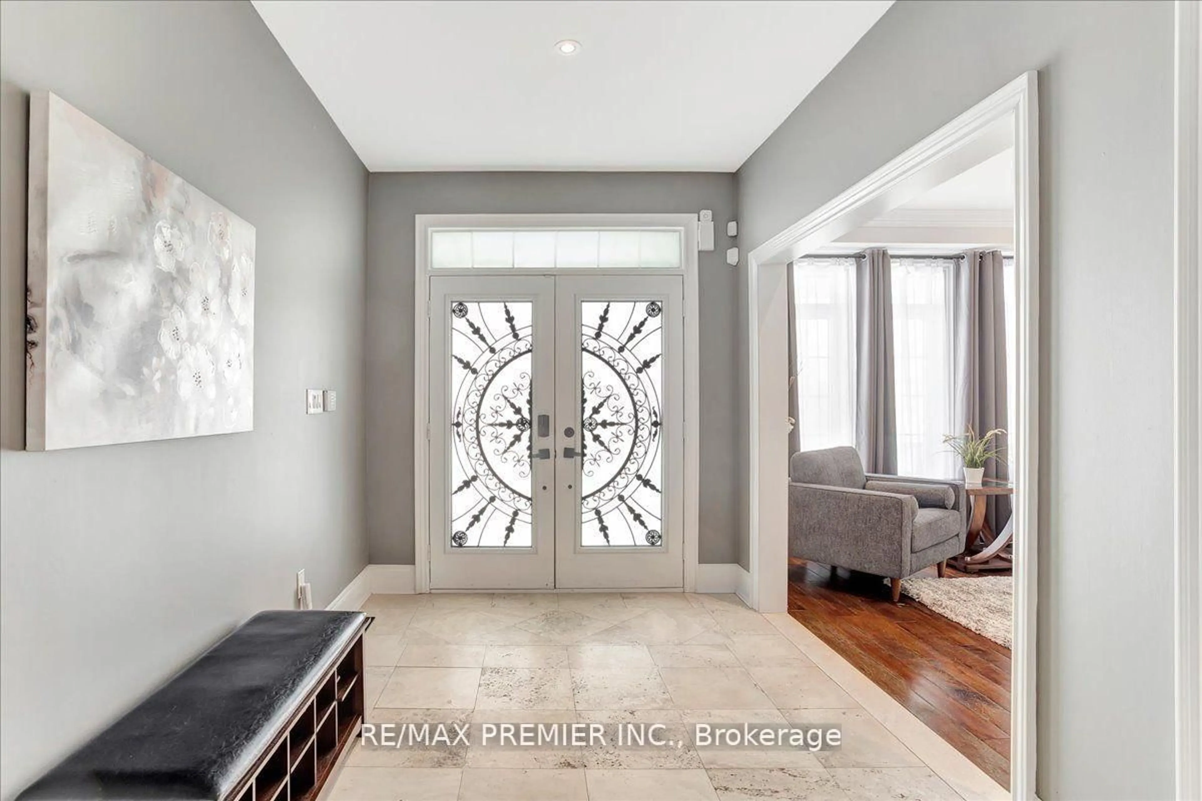Indoor entryway for 3 Pepin Crt, Barrie Ontario L4M 7J4