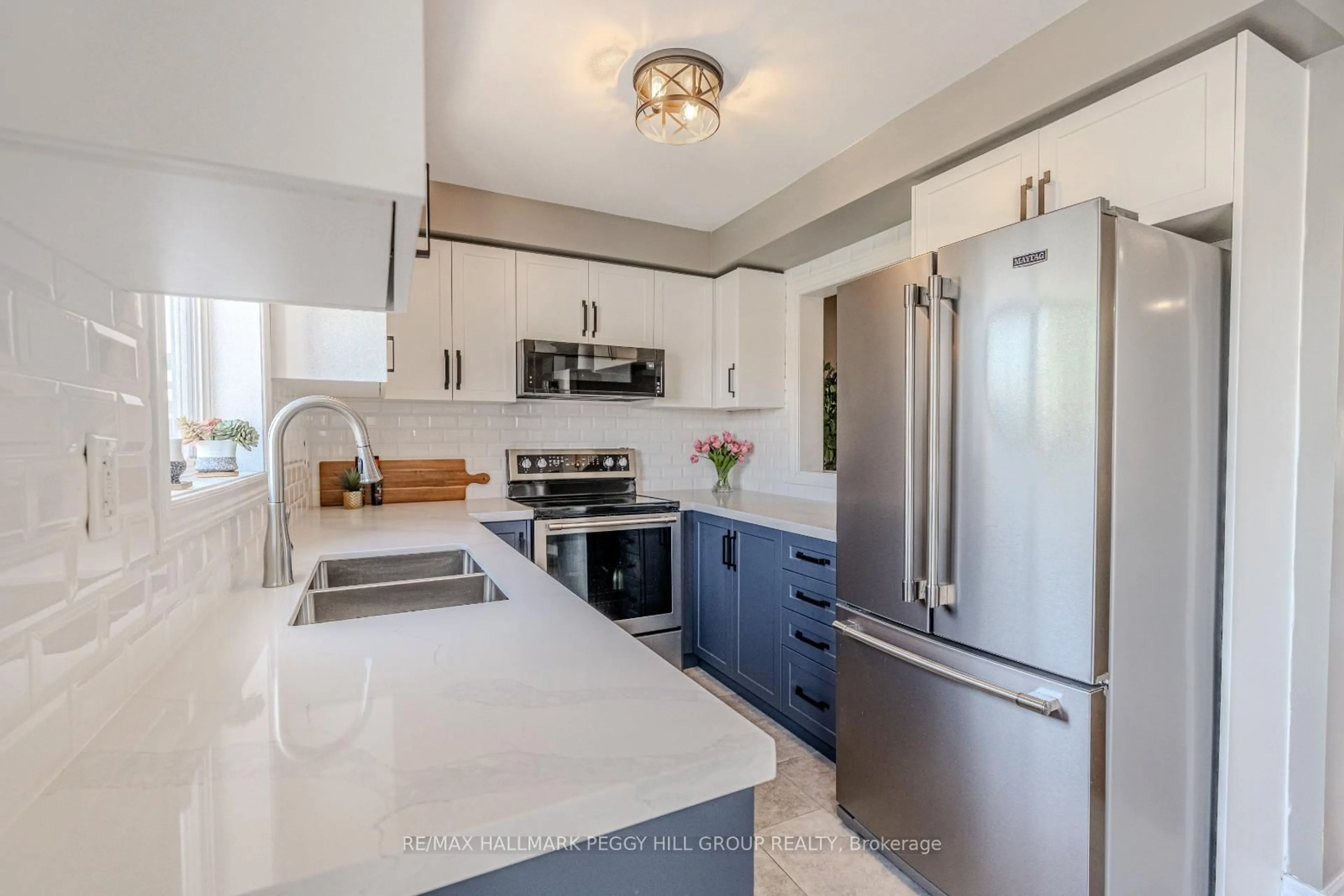 Open concept kitchen, ceramic/tile floor for 11 Lake Cres, Barrie Ontario L4N 6A6