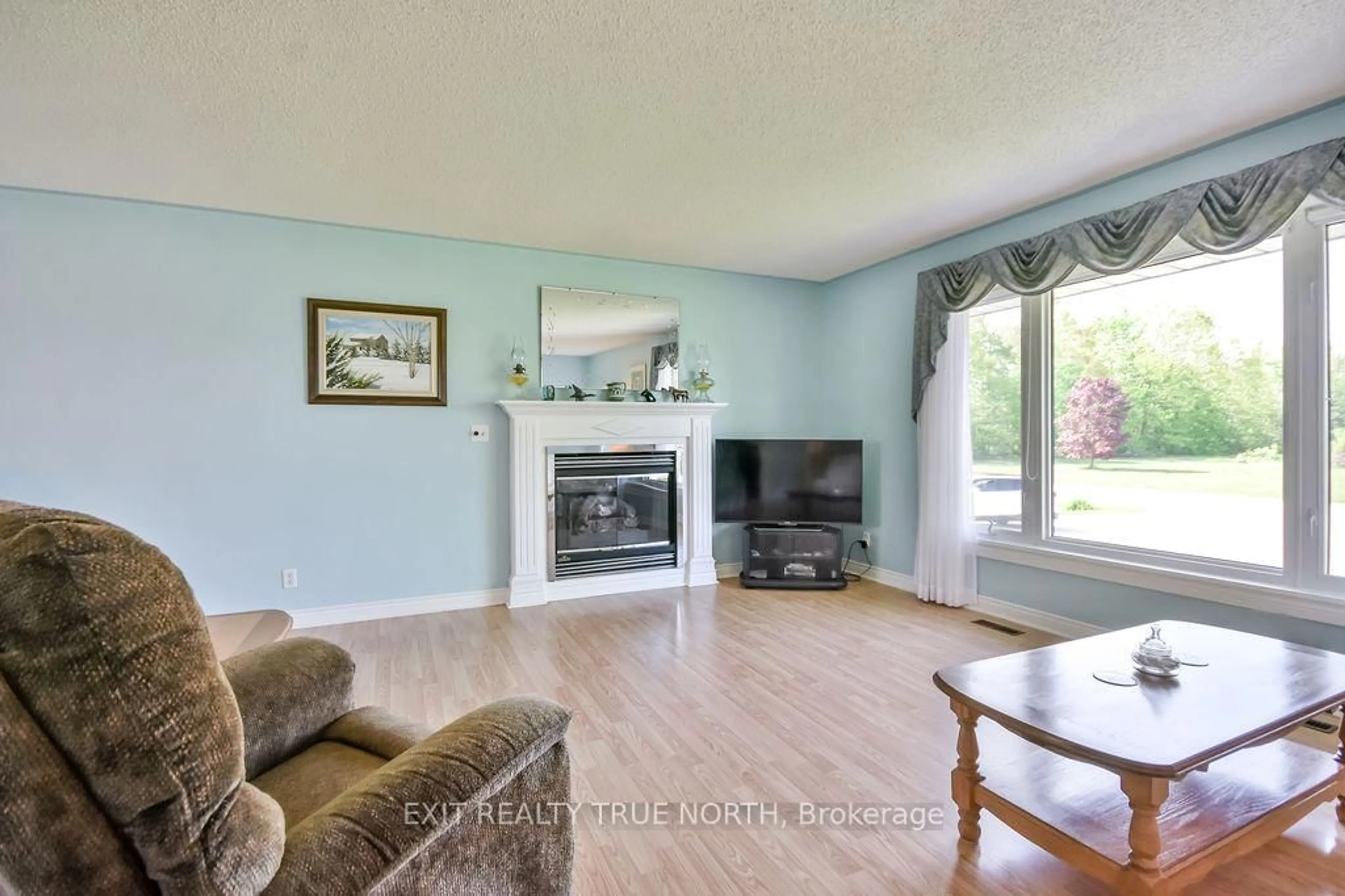 Living room with furniture, wood/laminate floor for 16 Hepinstall Pl, Oro-Medonte Ontario L3V 7Z7