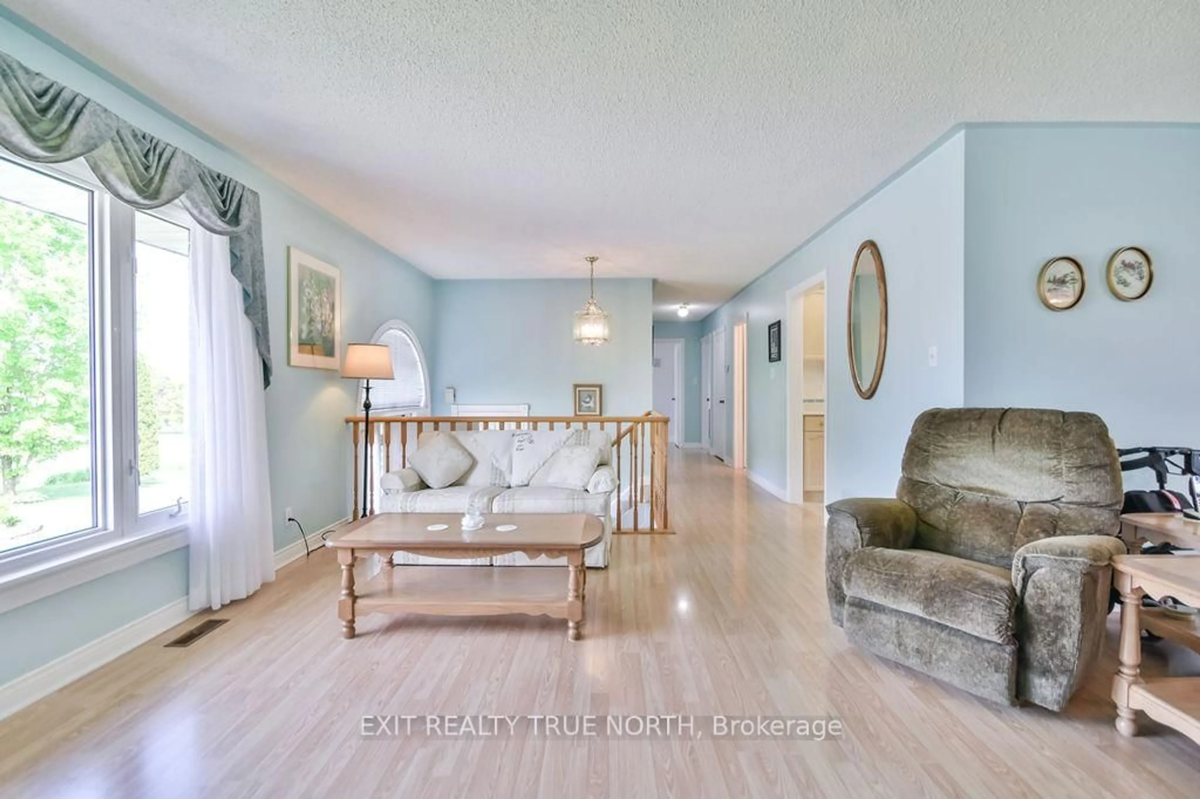 Living room with furniture, unknown for 16 Hepinstall Pl, Oro-Medonte Ontario L3V 7Z7
