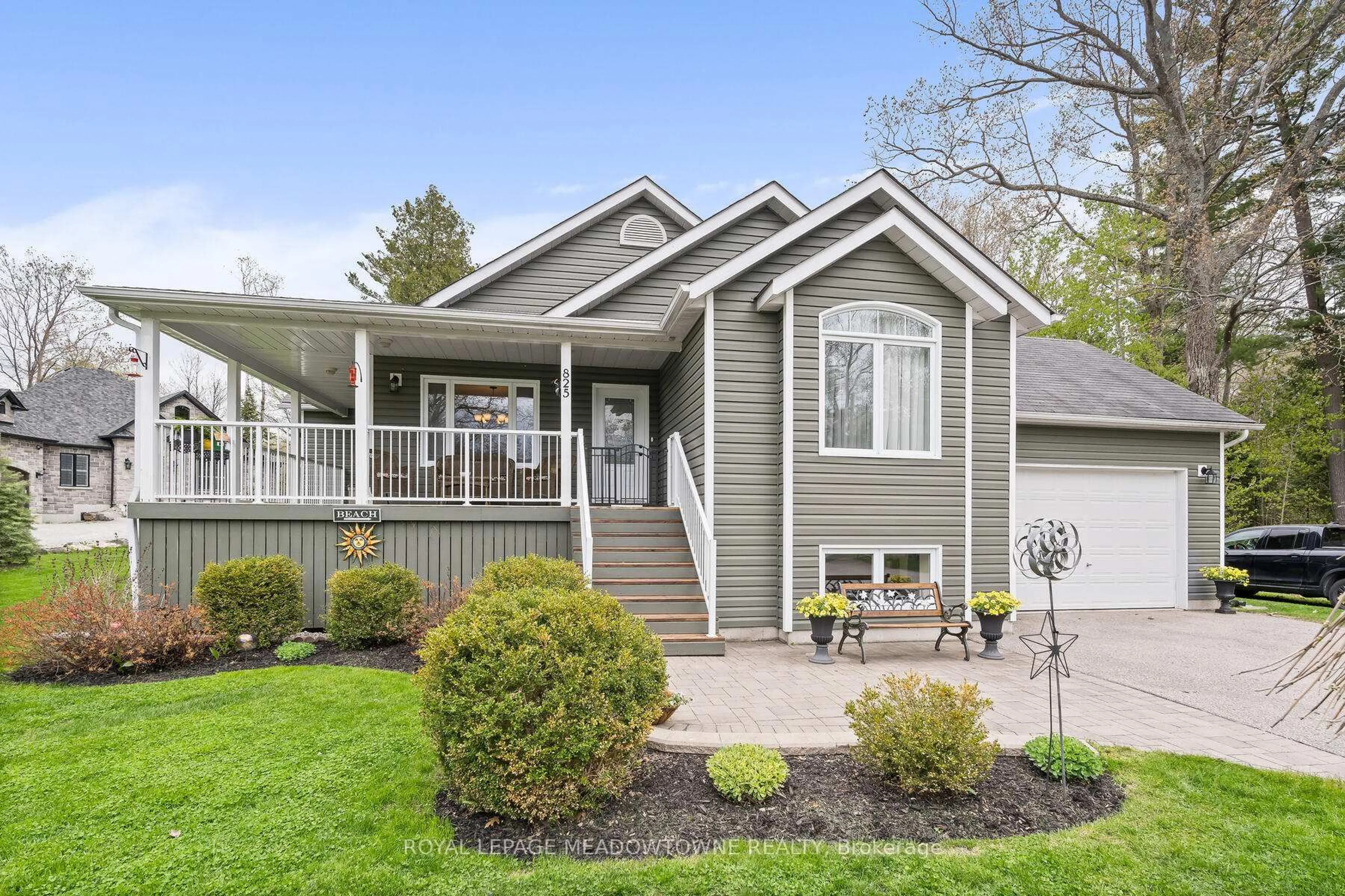 Home with vinyl exterior material, street for 825 Eastdale Dr, Wasaga Beach Ontario L9Z 2R5