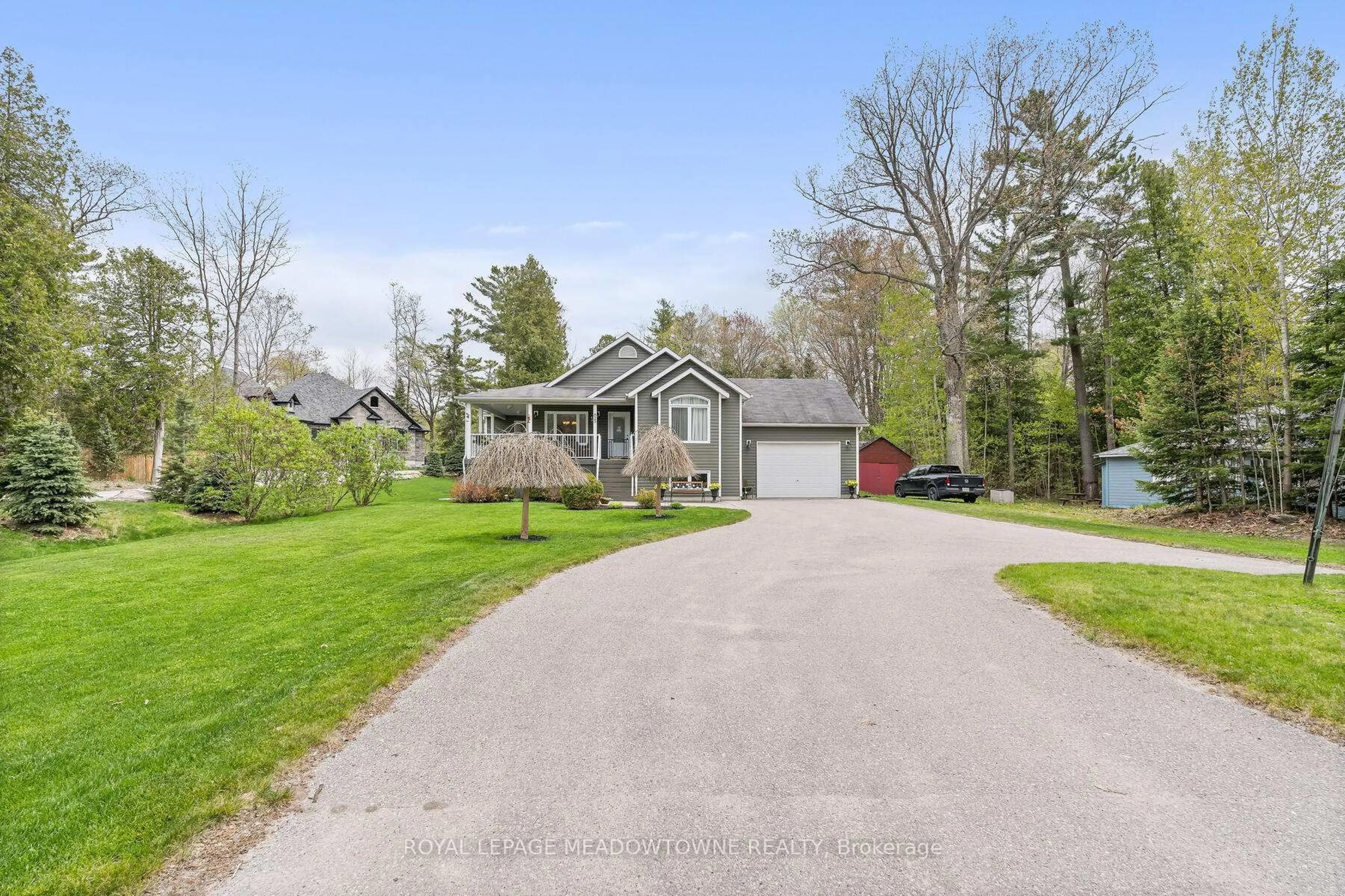 A pic from outside/outdoor area/front of a property/back of a property/a pic from drone, street for 825 Eastdale Dr, Wasaga Beach Ontario L9Z 2R5