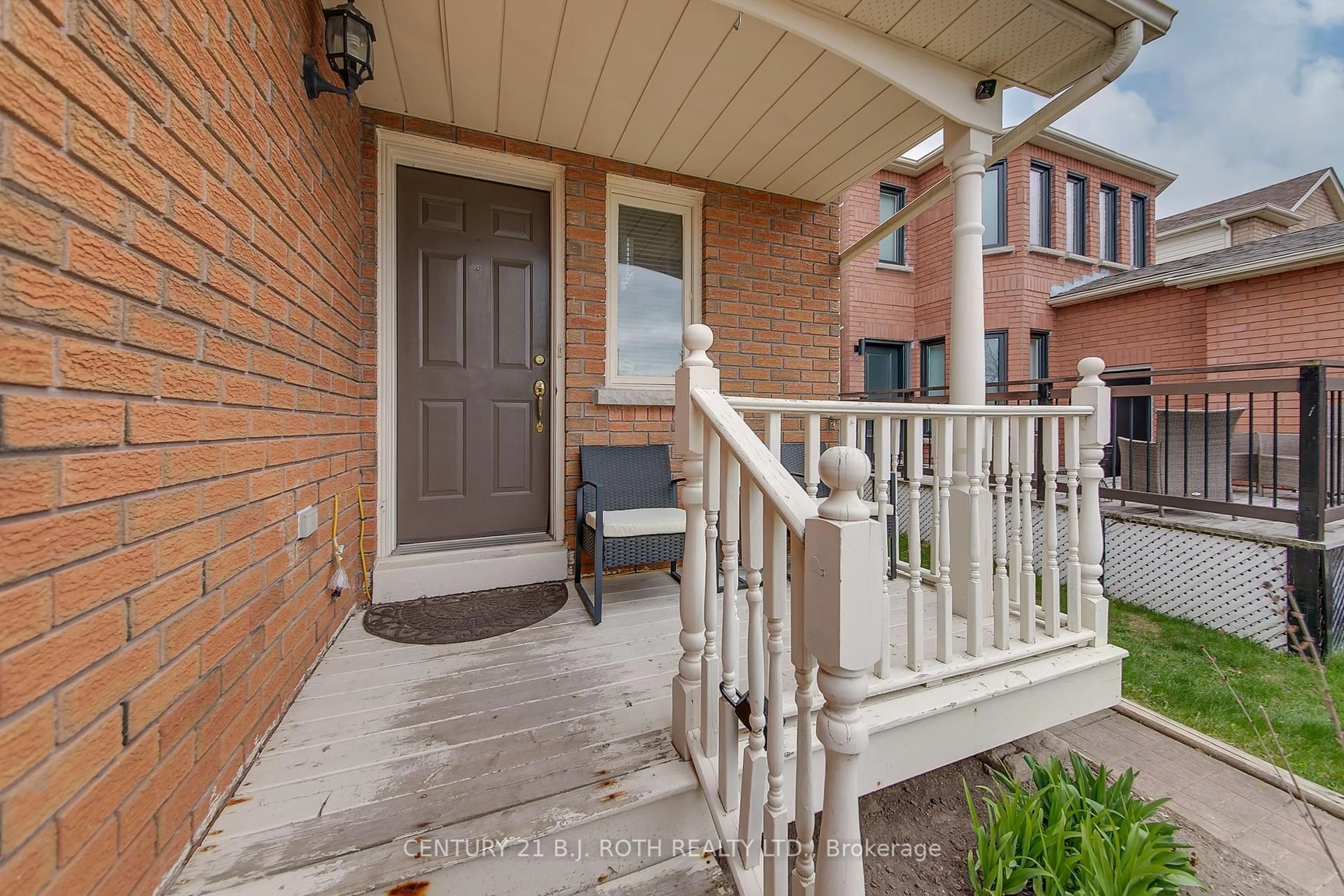 Indoor entryway for 107 Laidlaw Dr, Barrie Ontario L4N 7R9
