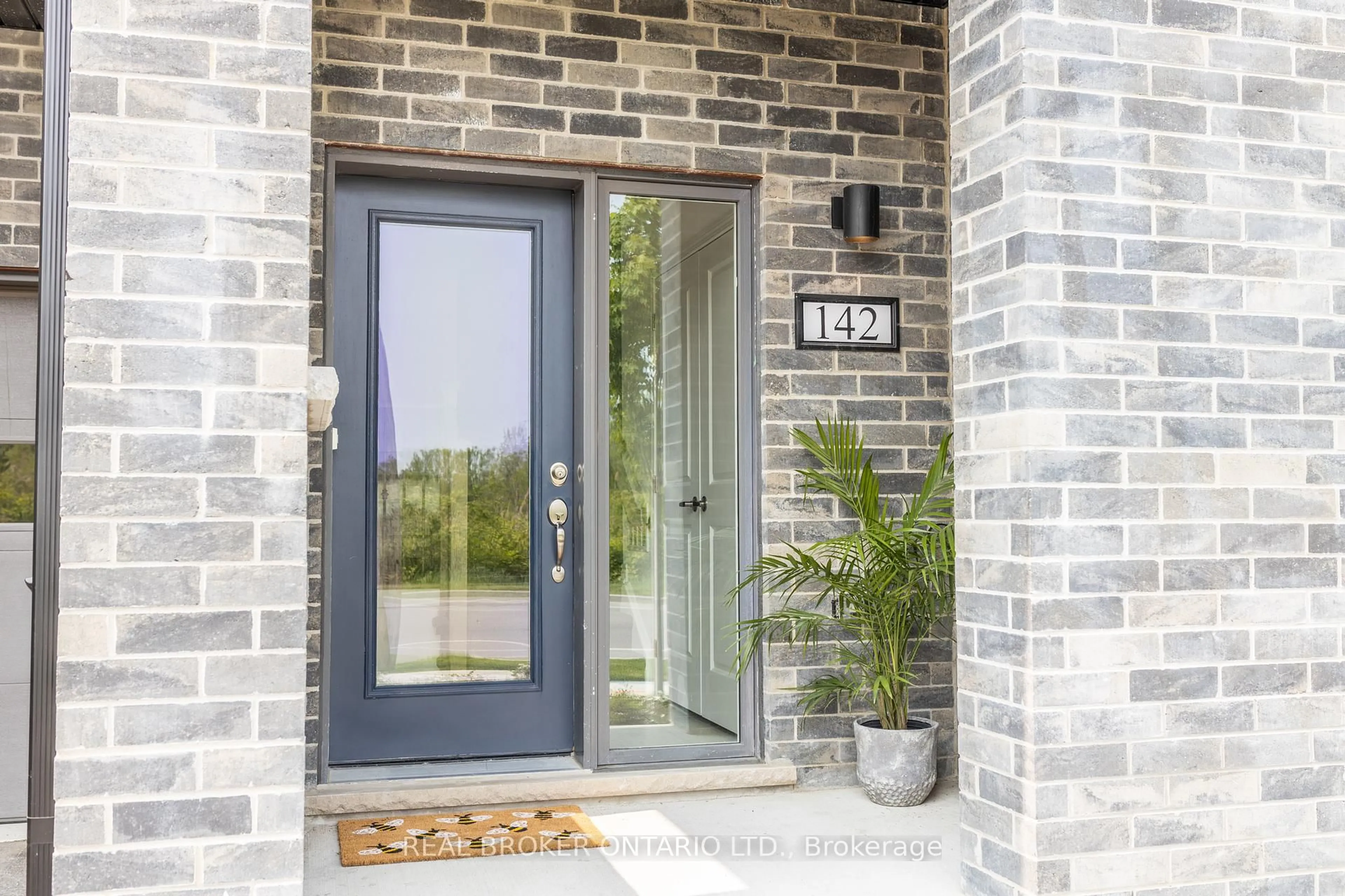 Home with brick exterior material, street for 142 Elgin St, Orillia Ontario L3V 1S9