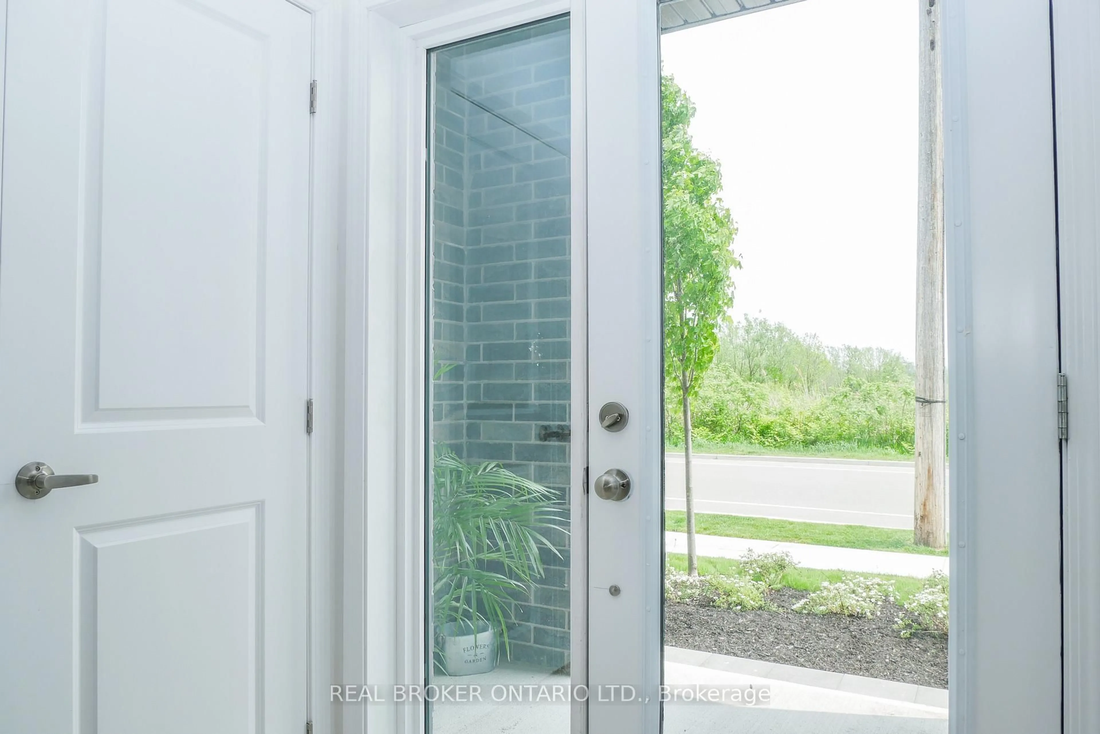 Indoor entryway for 142 Elgin St, Orillia Ontario L3V 1S9