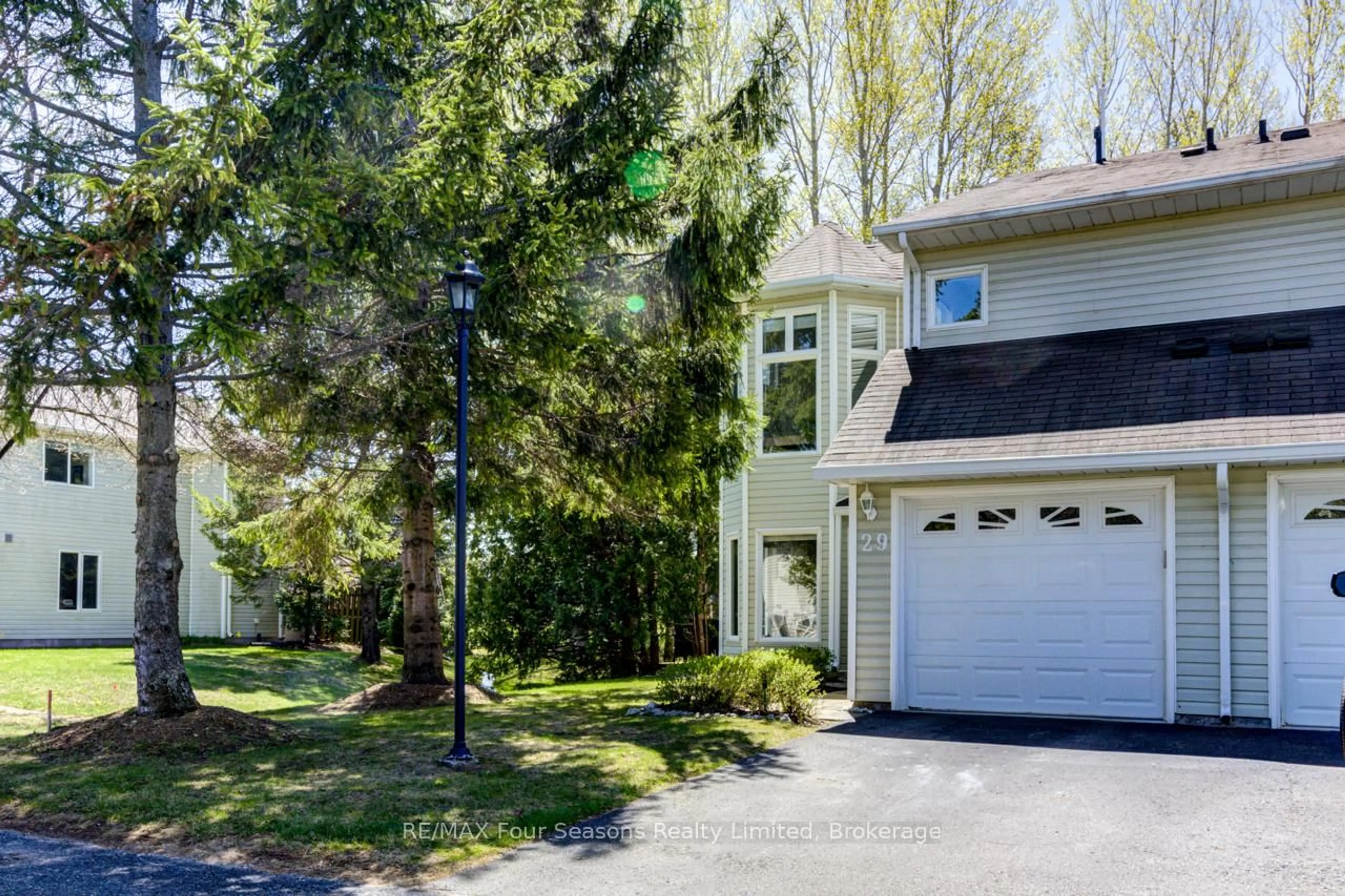 Home with vinyl exterior material, street for 29 Barker Blvd #29, Collingwood Ontario L9Y 4W4