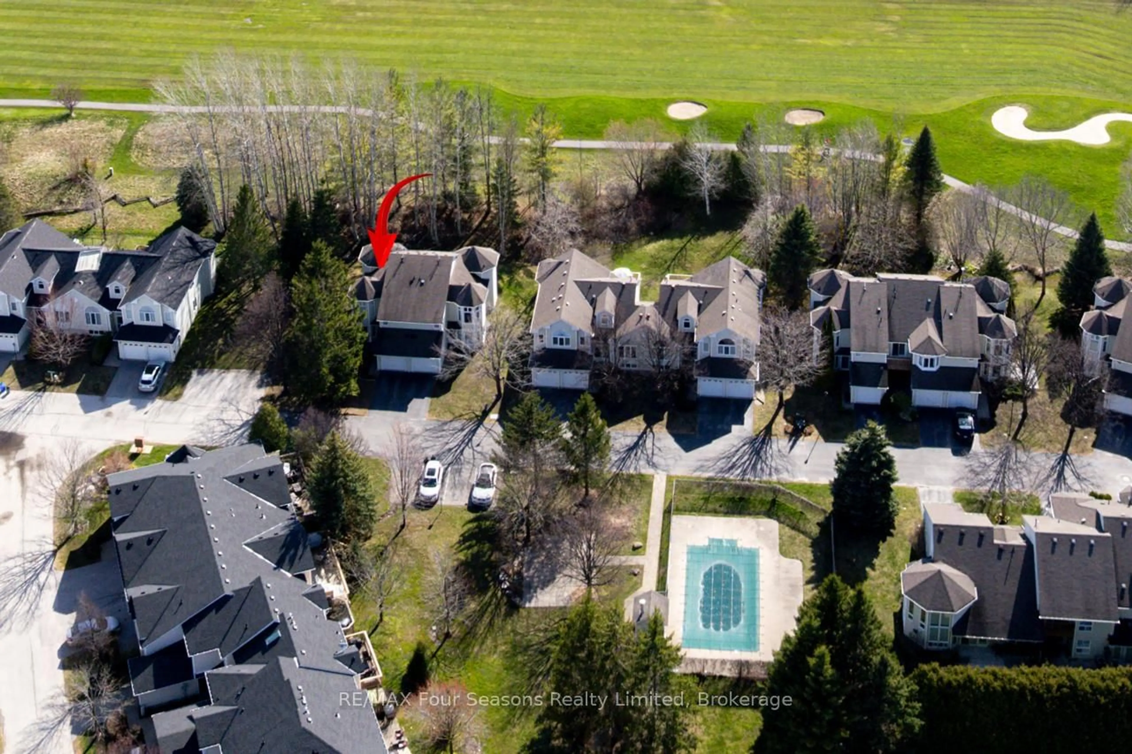 A pic from outside/outdoor area/front of a property/back of a property/a pic from drone, unknown for 29 Barker Blvd #29, Collingwood Ontario L9Y 4W4