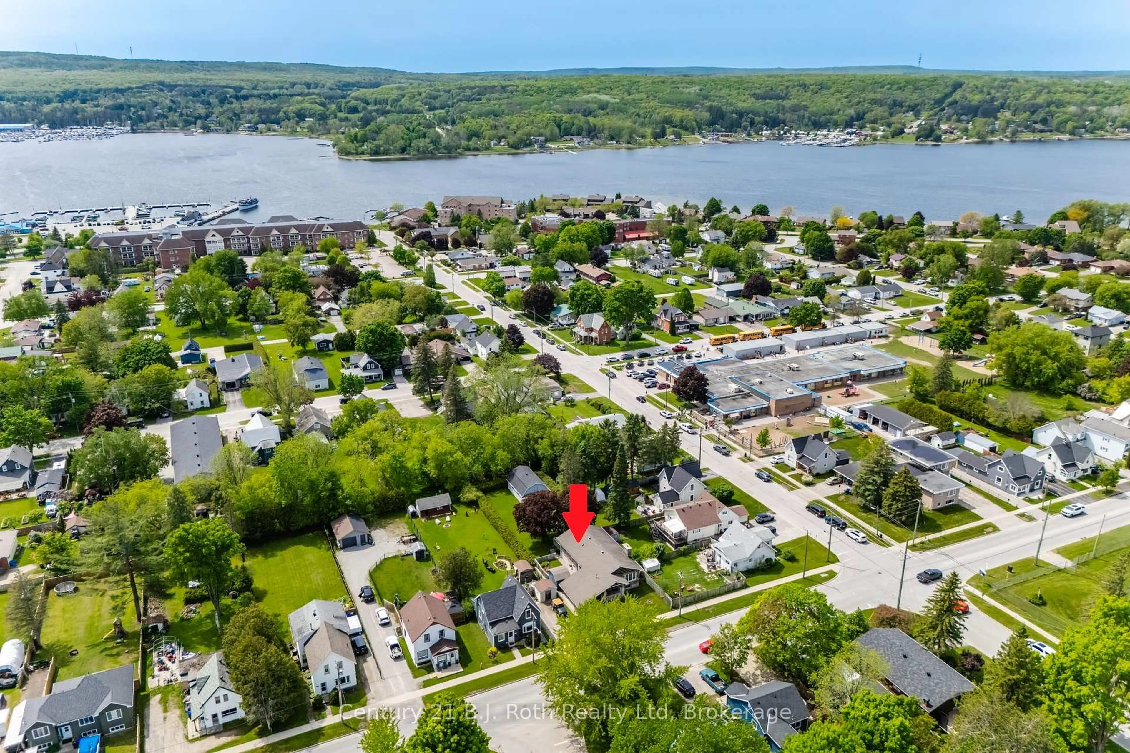 A pic from outside/outdoor area/front of a property/back of a property/a pic from drone, water/lake/river/ocean view for 56 Fox St, Penetanguishene Ontario L9M 1B5