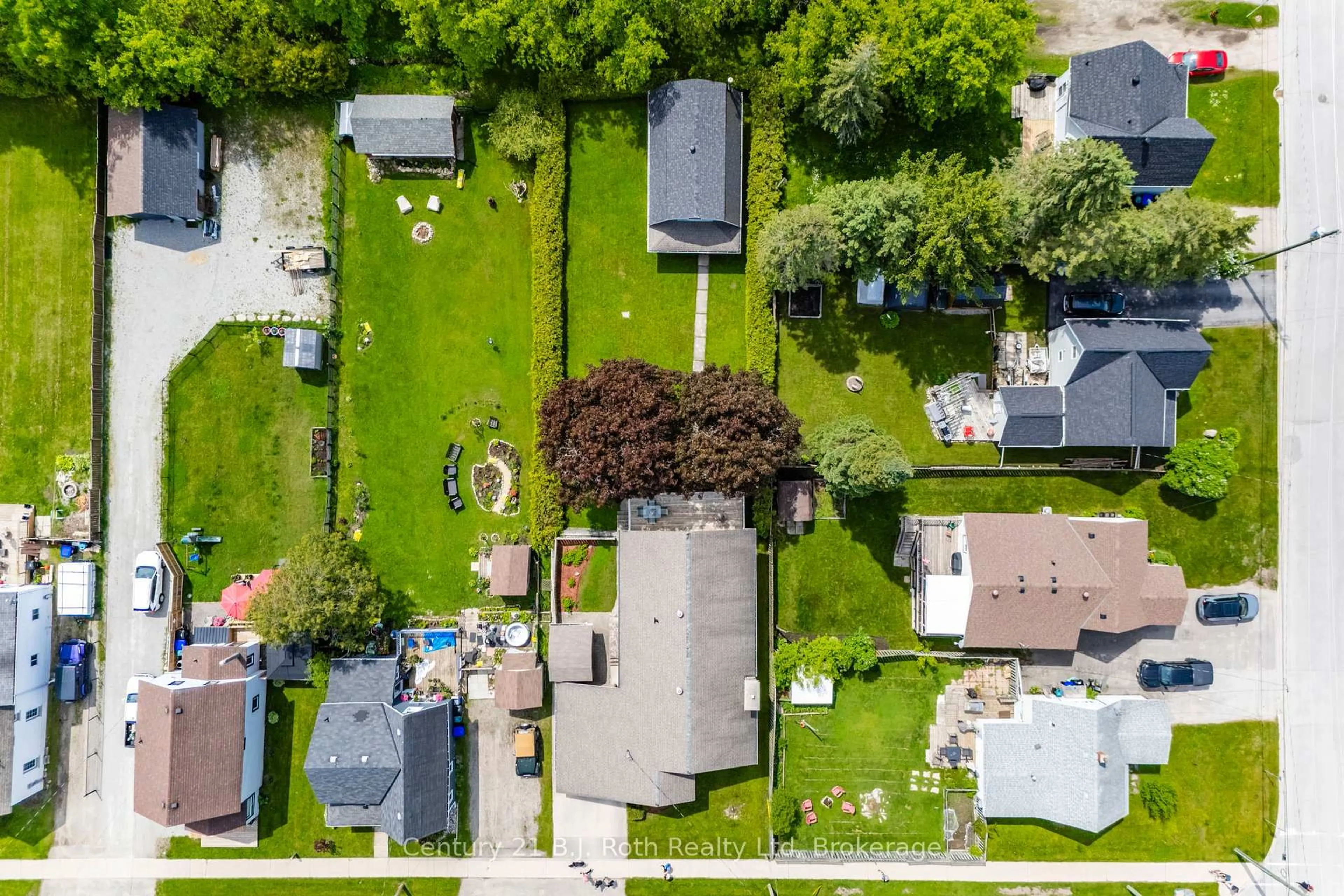 A pic from outside/outdoor area/front of a property/back of a property/a pic from drone, street for 56 Fox St, Penetanguishene Ontario L9M 1B5