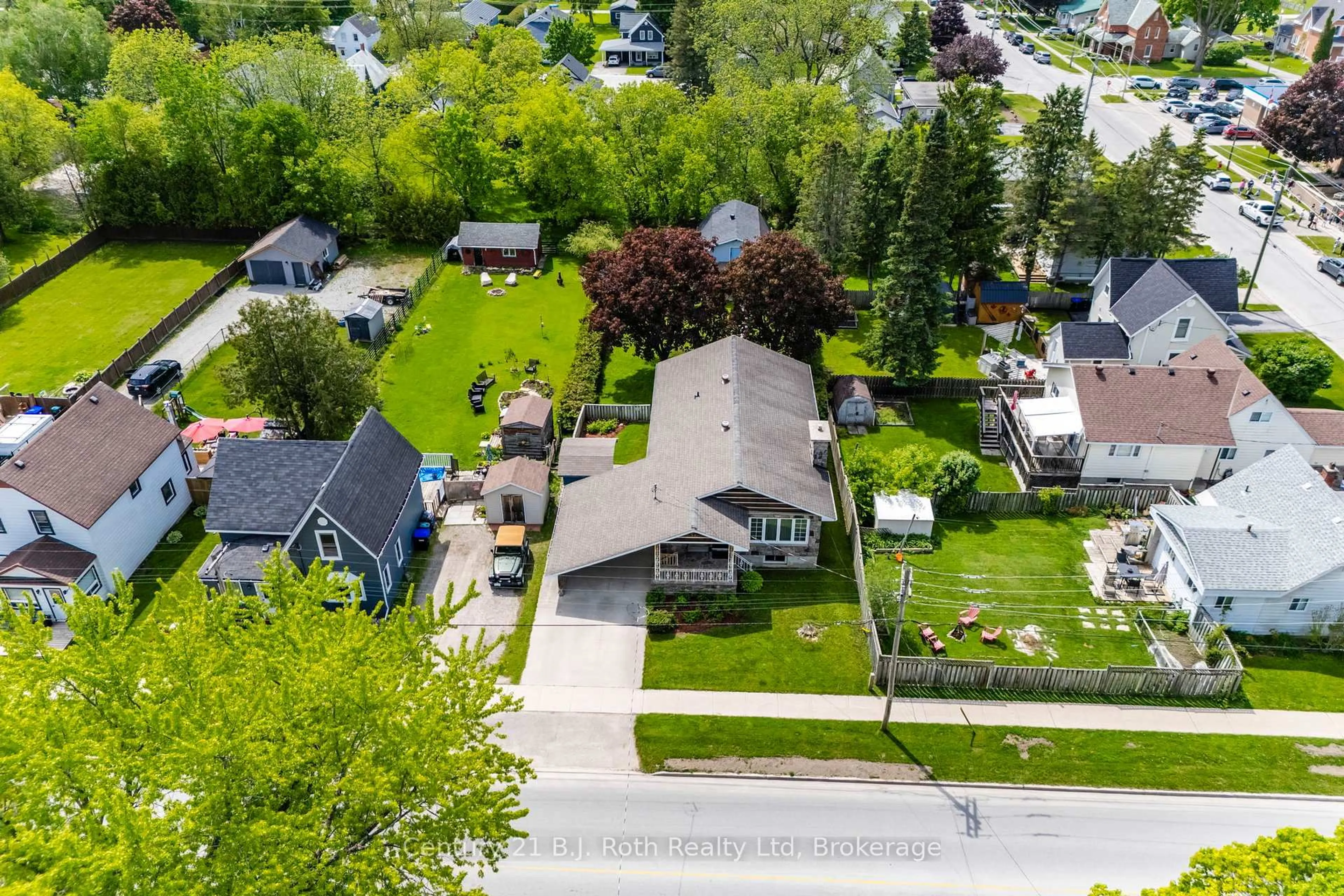 A pic from outside/outdoor area/front of a property/back of a property/a pic from drone, street for 56 Fox St, Penetanguishene Ontario L9M 1B5