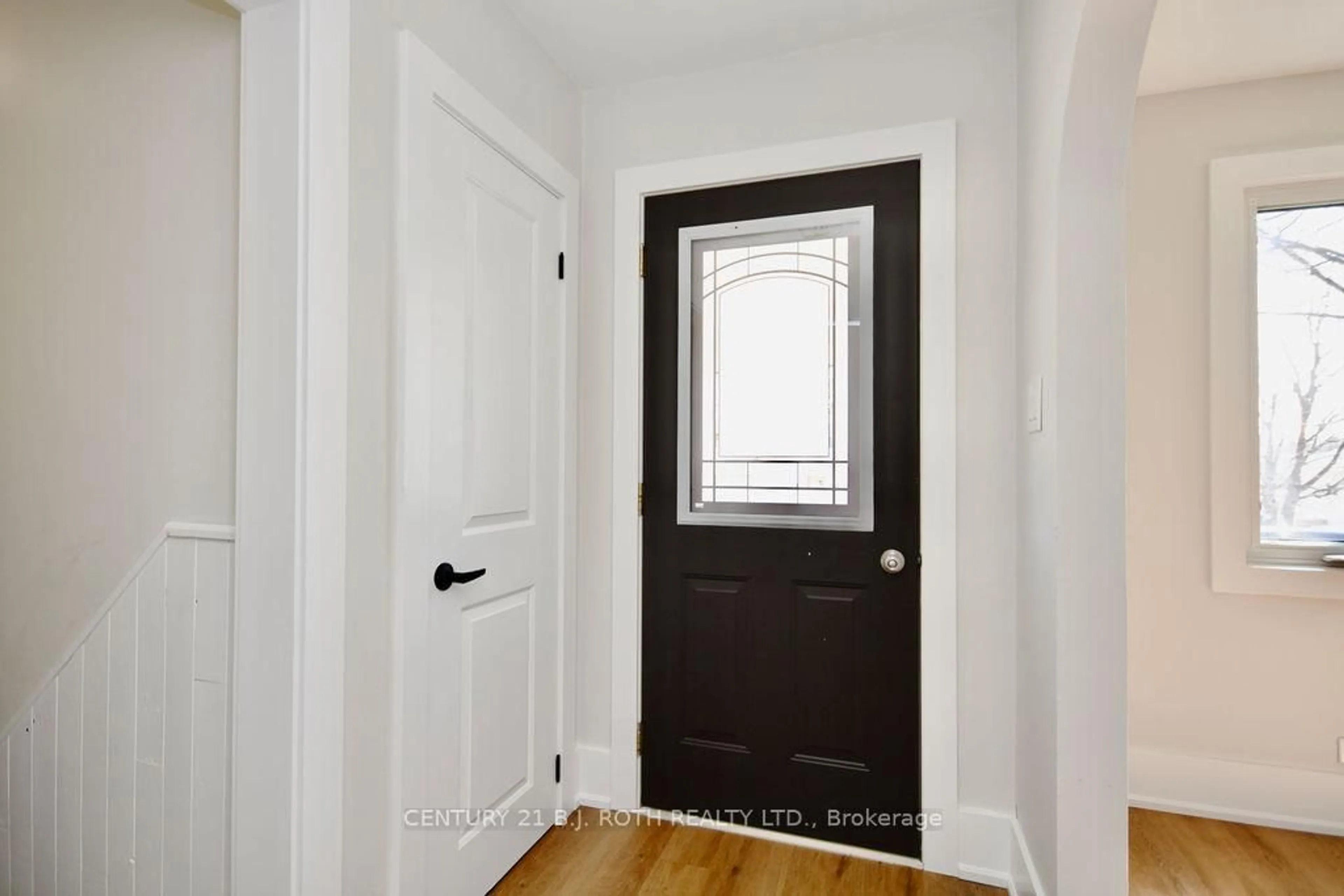 Indoor entryway for 316 Nottawasaga St, Orillia Ontario L3V 3K6