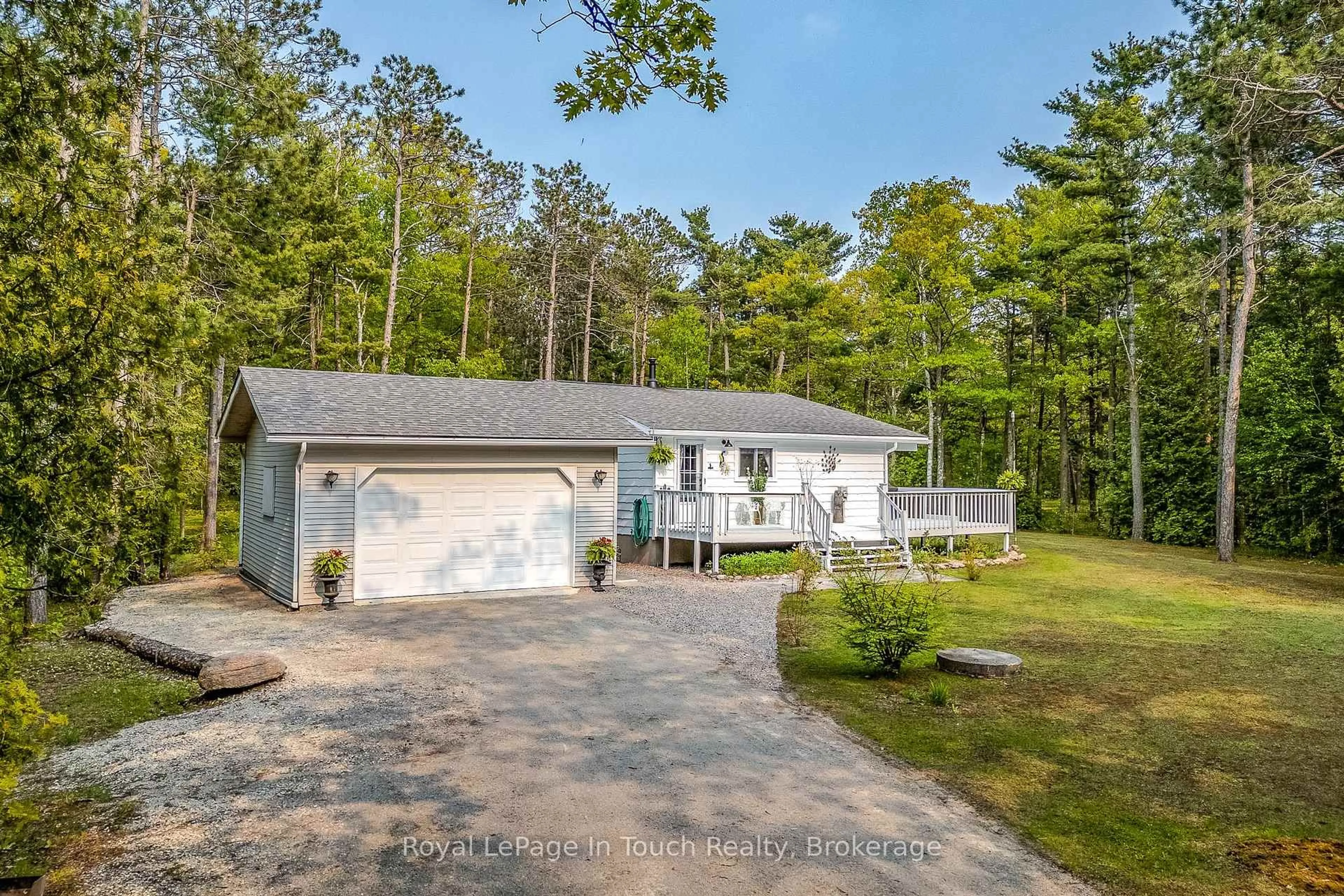 A pic from outside/outdoor area/front of a property/back of a property/a pic from drone, unknown for 21 MOONLIGHT Crt, Tiny Ontario L9M 0H2