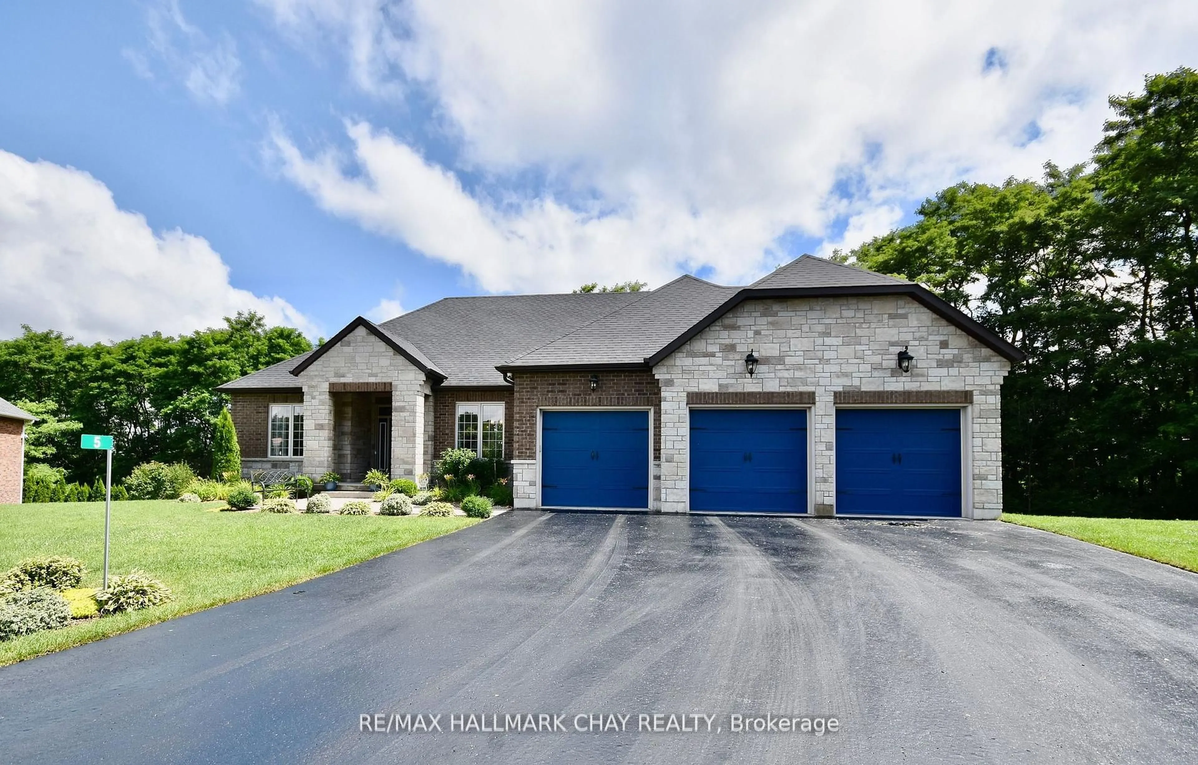Home with brick exterior material, street for 5 Kanata Crt, Springwater Ontario L9X 0V4