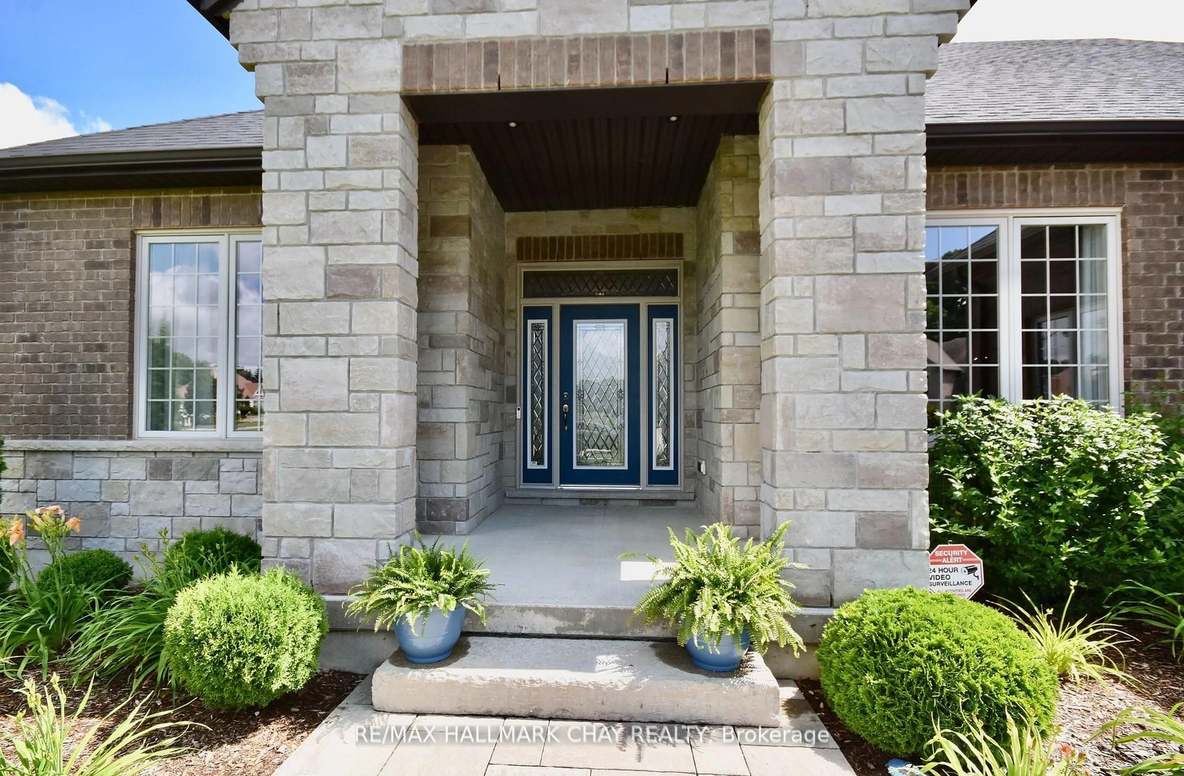 Indoor entryway for 5 Kanata Crt, Springwater Ontario L9X 0V4