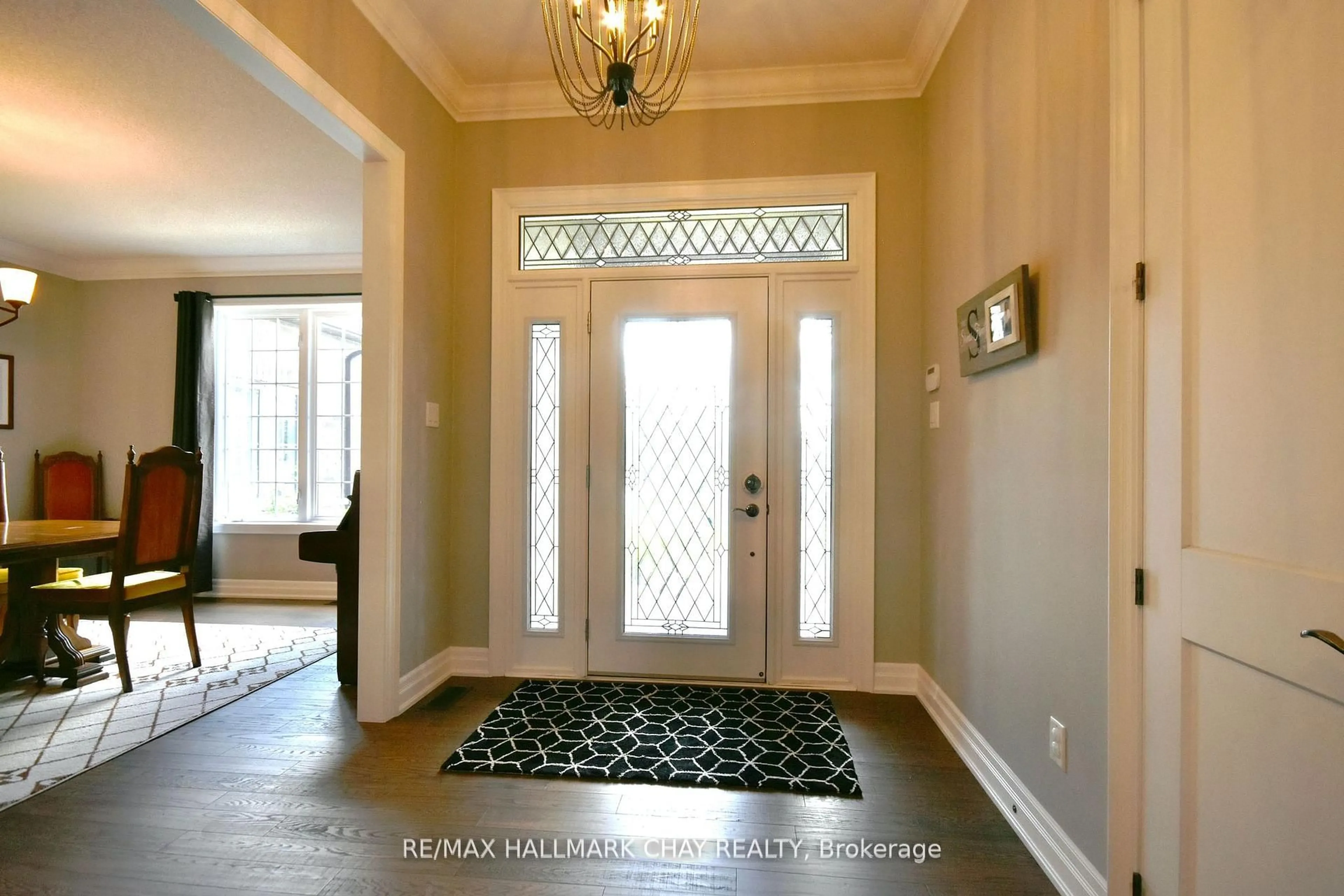 Indoor entryway for 5 Kanata Crt, Springwater Ontario L9X 0V4