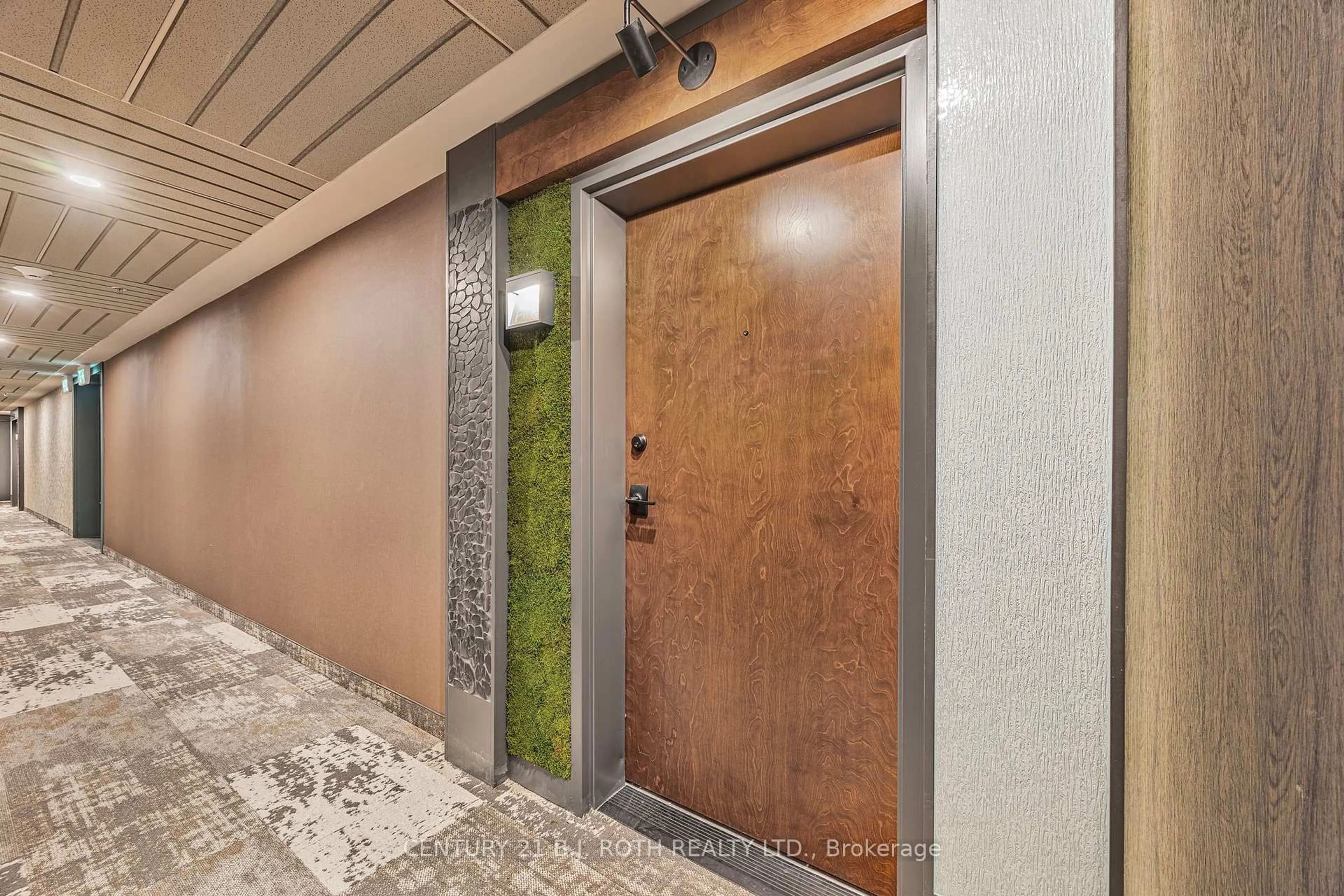 Indoor entryway for 15 kneeshaw Dr #613, Barrie Ontario L9J 0X9