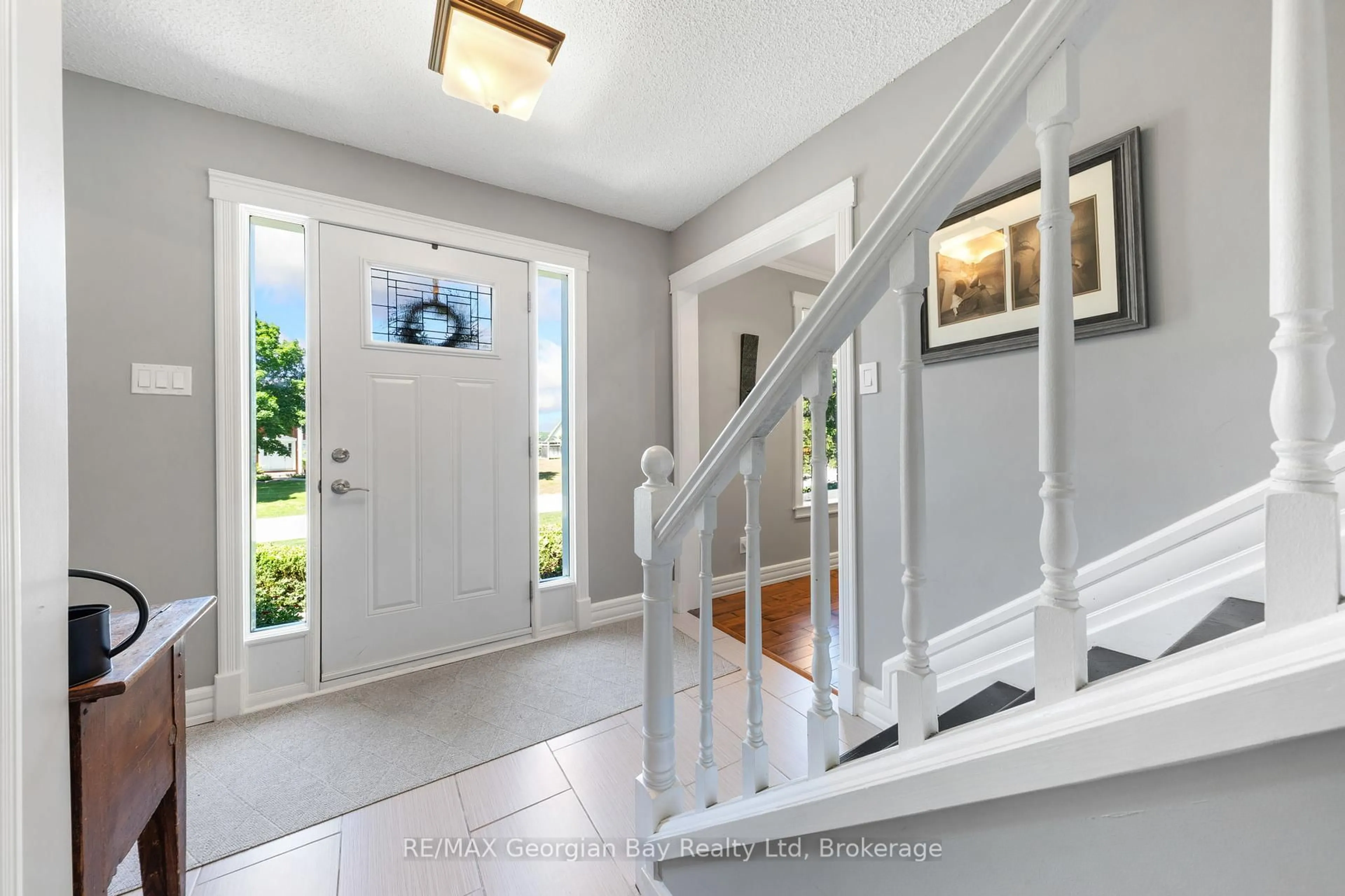 Indoor entryway for 51 PAYETTE Dr, Penetanguishene Ontario L9M 1H5