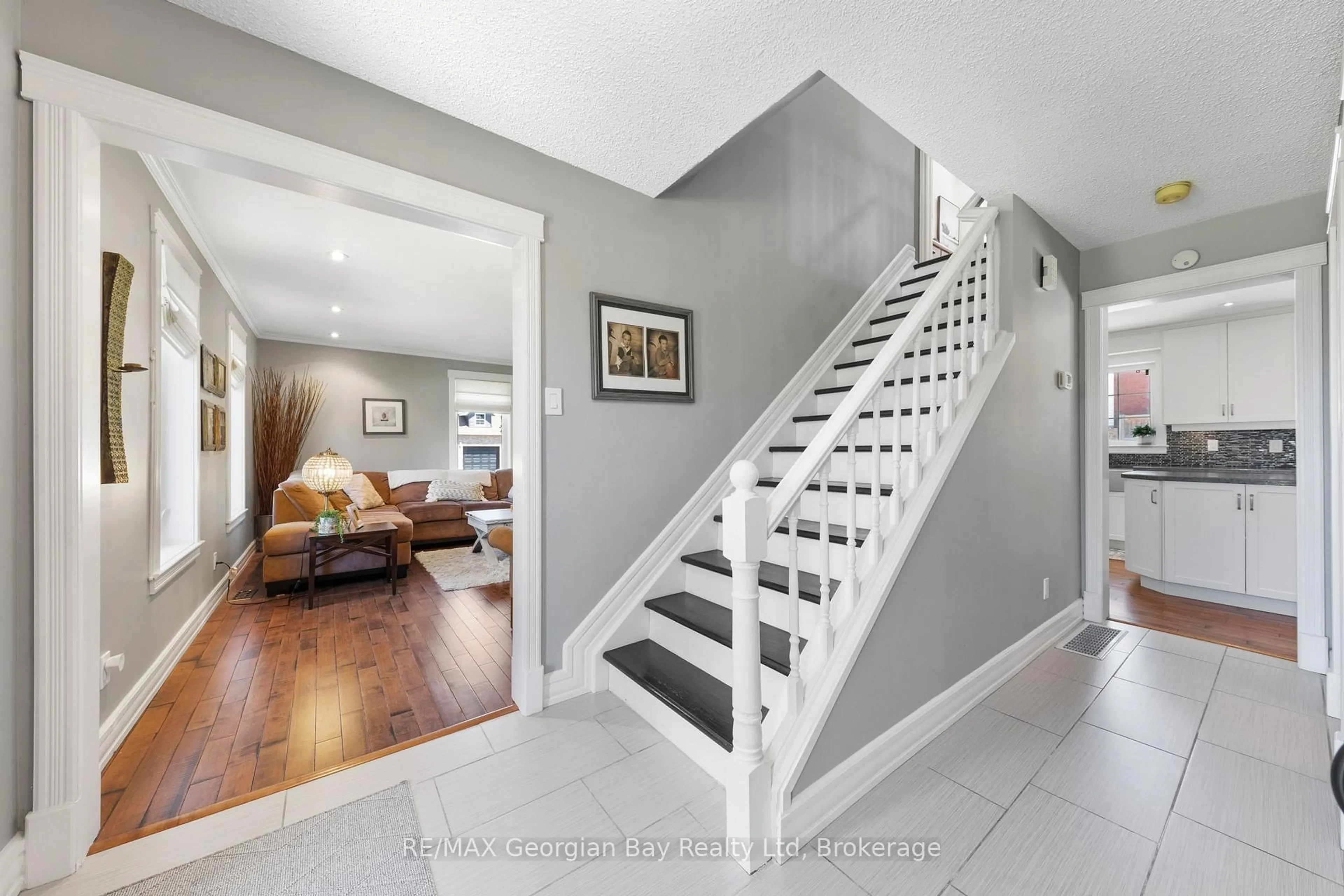 Stairs for 51 PAYETTE Dr, Penetanguishene Ontario L9M 1H5