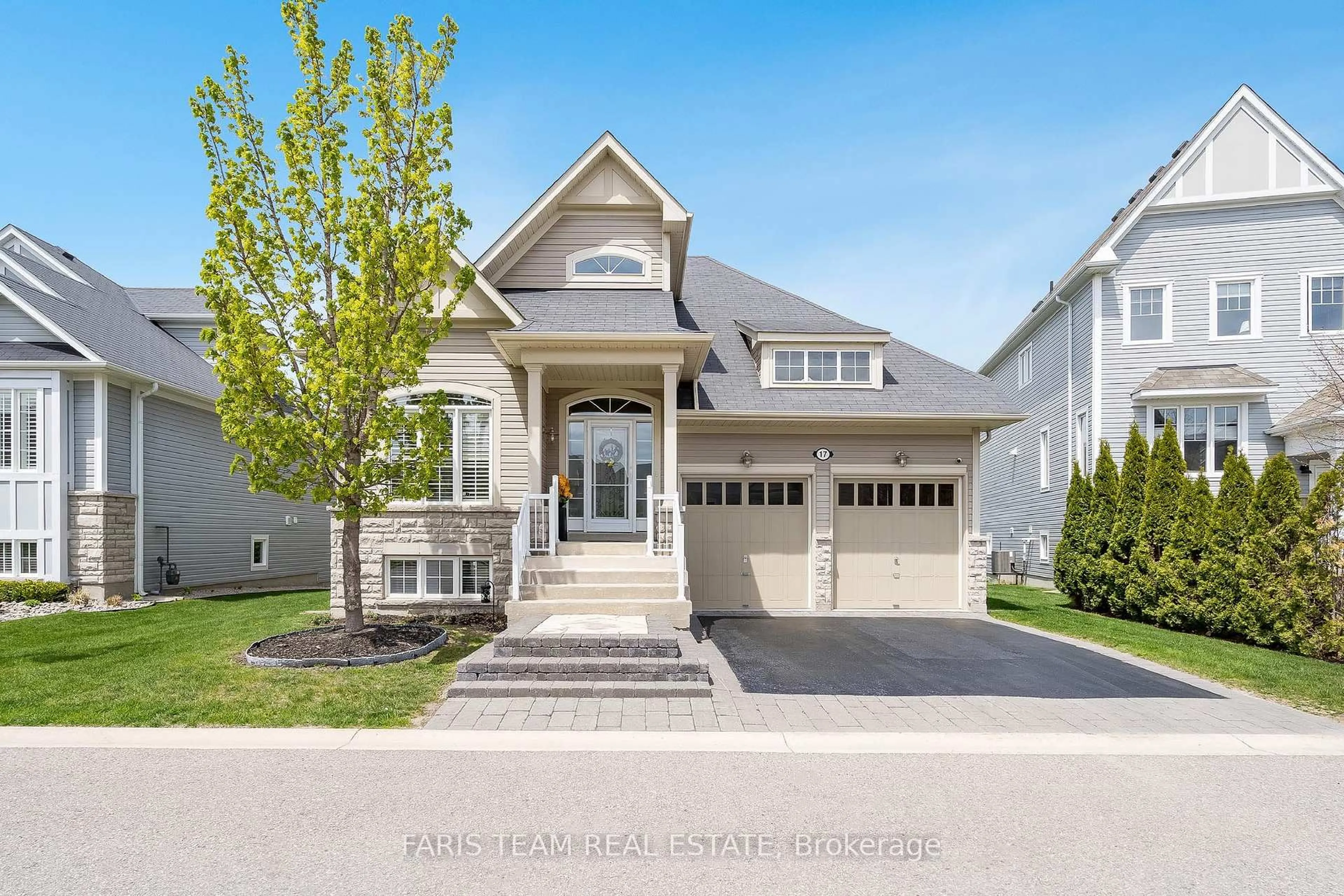 Home with vinyl exterior material, street for 17 Waterview Rd, Wasaga Beach Ontario L9Z 0E9