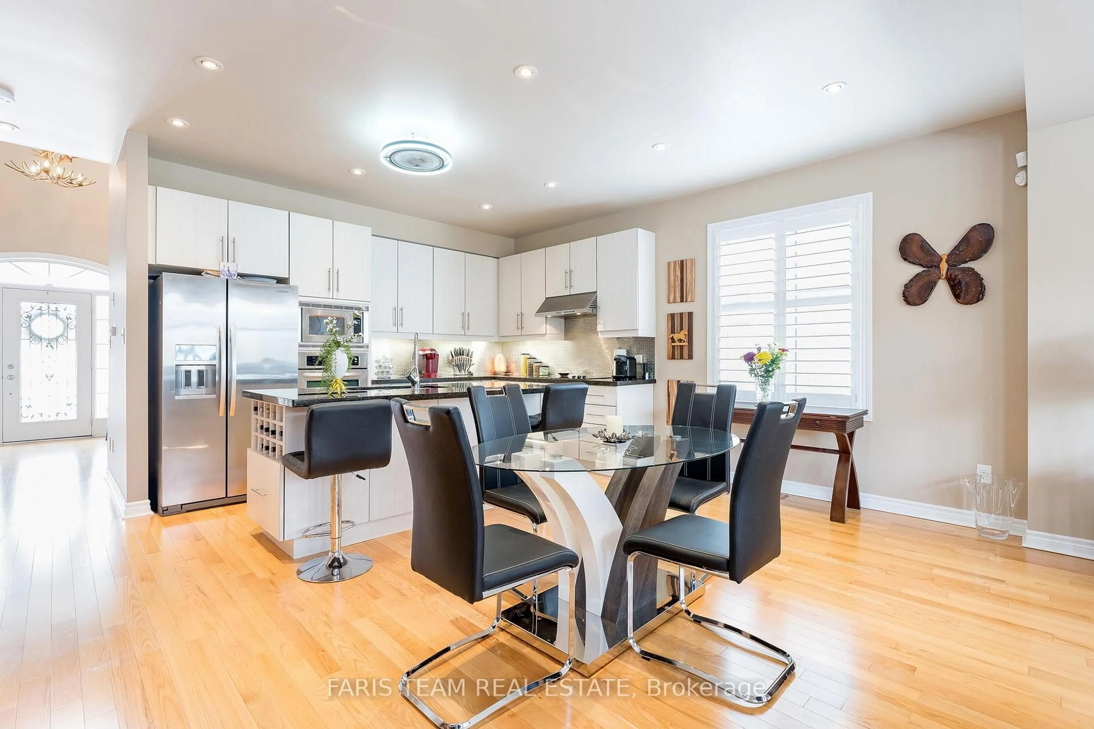 Contemporary kitchen, wood/laminate floor for 17 Waterview Rd, Wasaga Beach Ontario L9Z 0E9