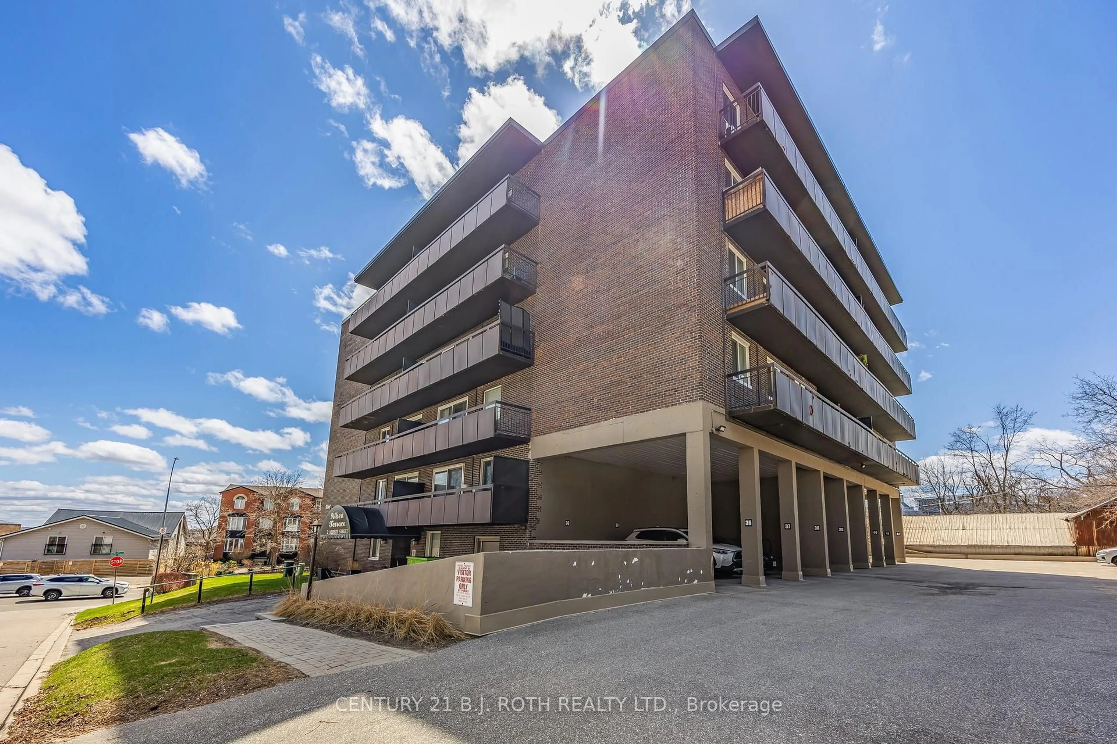 A pic from outside/outdoor area/front of a property/back of a property/a pic from drone, building for 2 Albert St #32, Barrie Ontario L4M 3S4