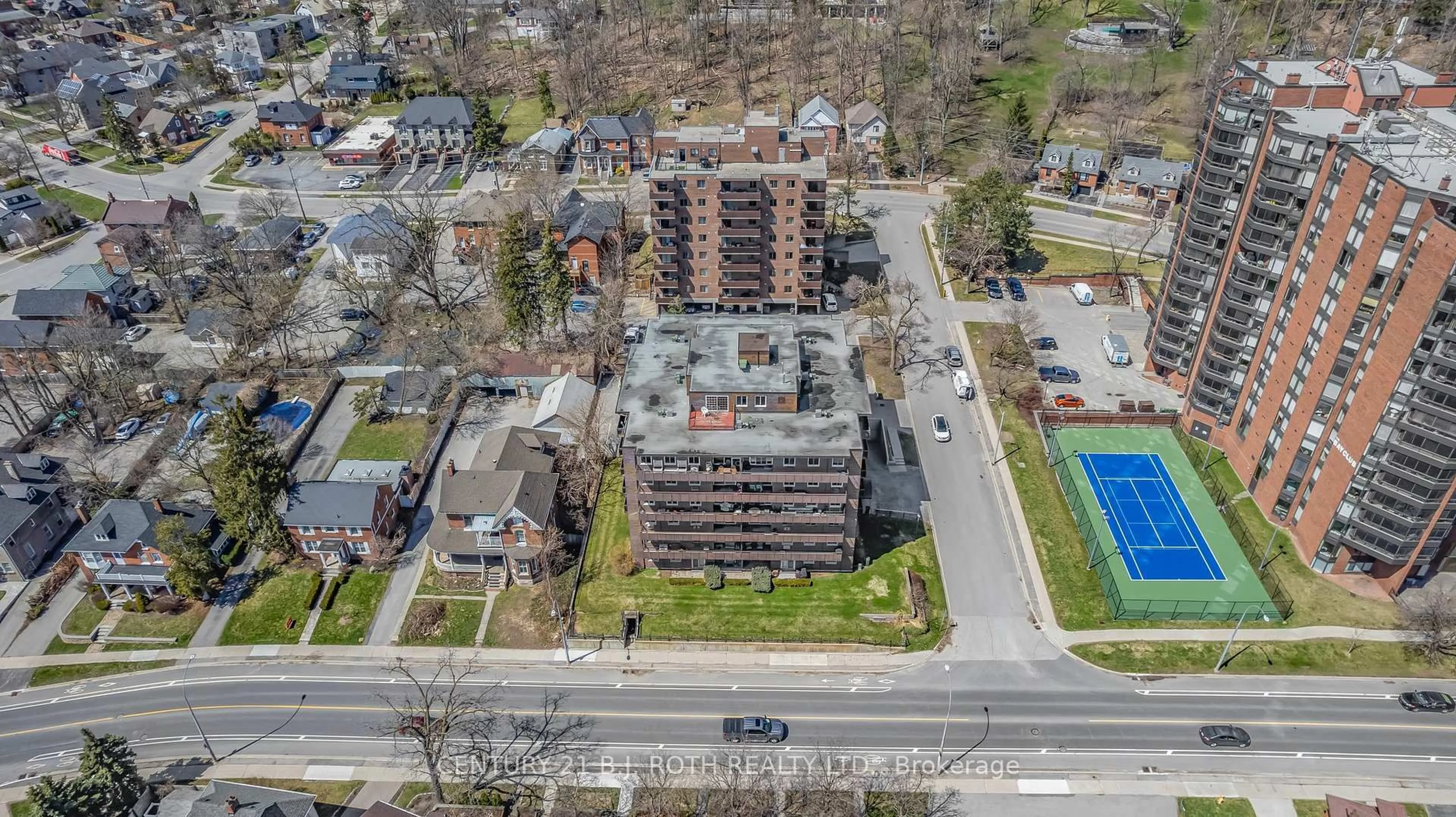 A pic from outside/outdoor area/front of a property/back of a property/a pic from drone, unknown for 2 Albert St #32, Barrie Ontario L4M 3S4