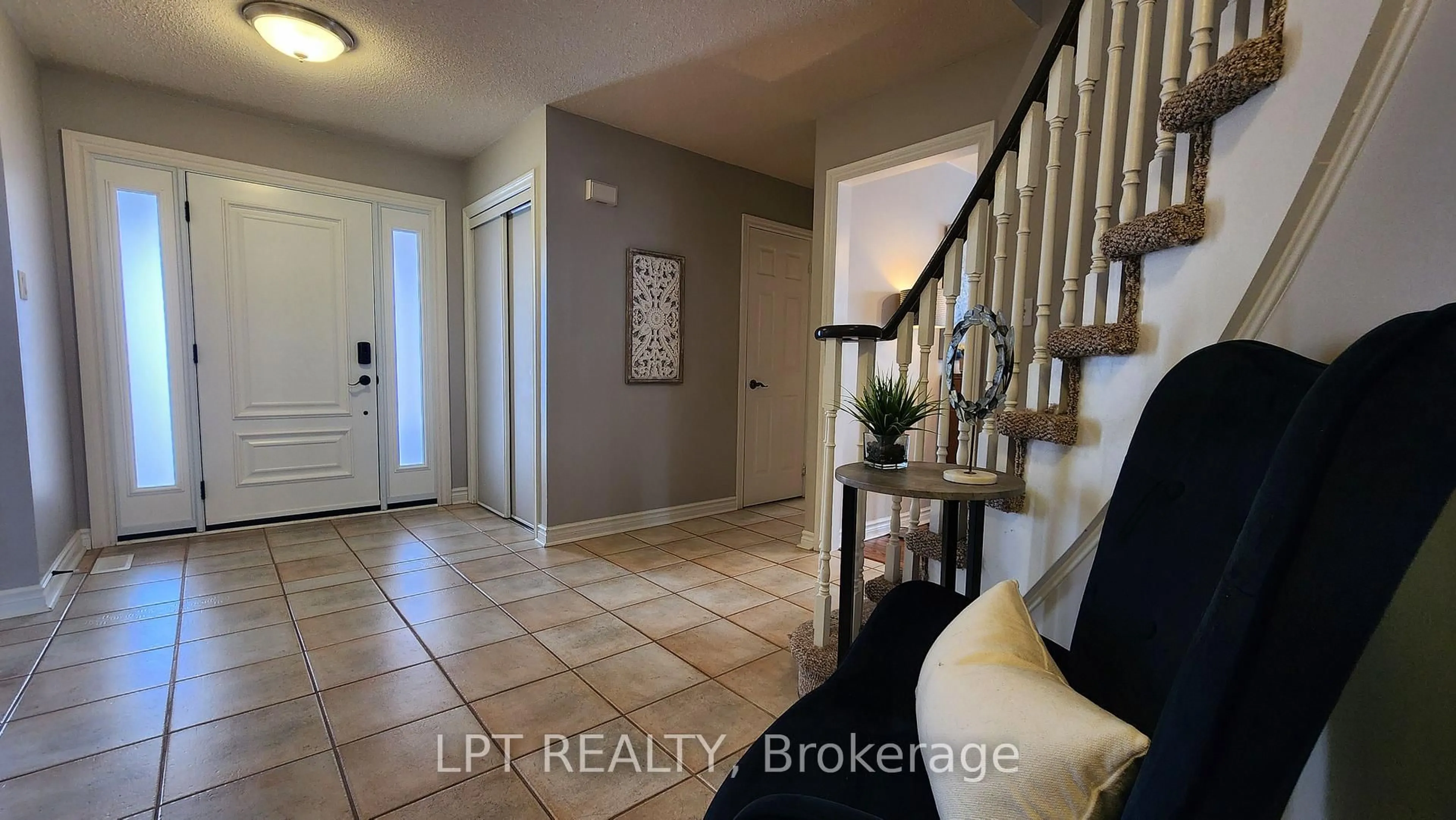 Indoor entryway for 63 James St, Barrie Ontario L4N 6Y2