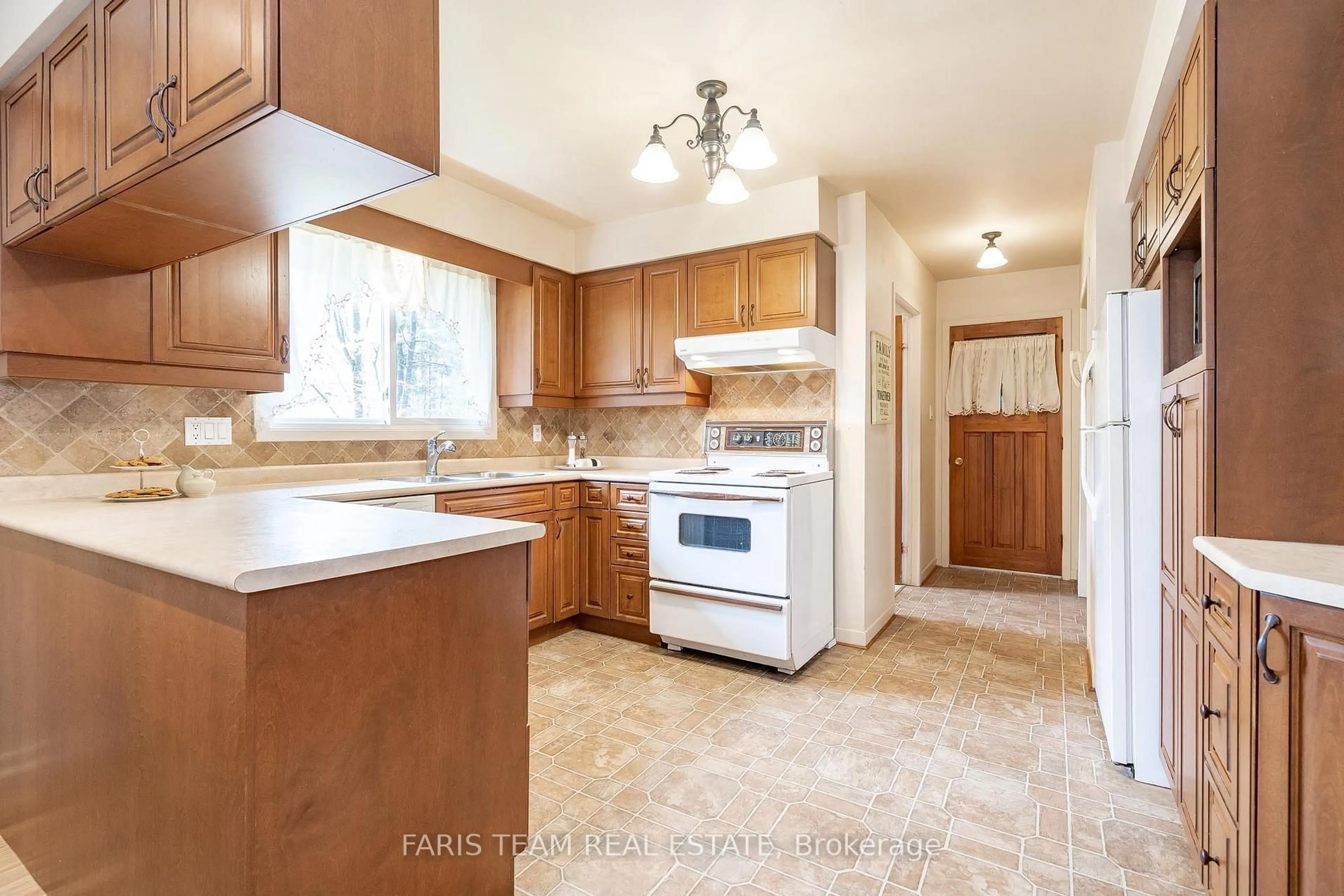 Standard kitchen, ceramic/tile floor for 15 Lawrence Ave, Springwater Ontario L0L 1Y2