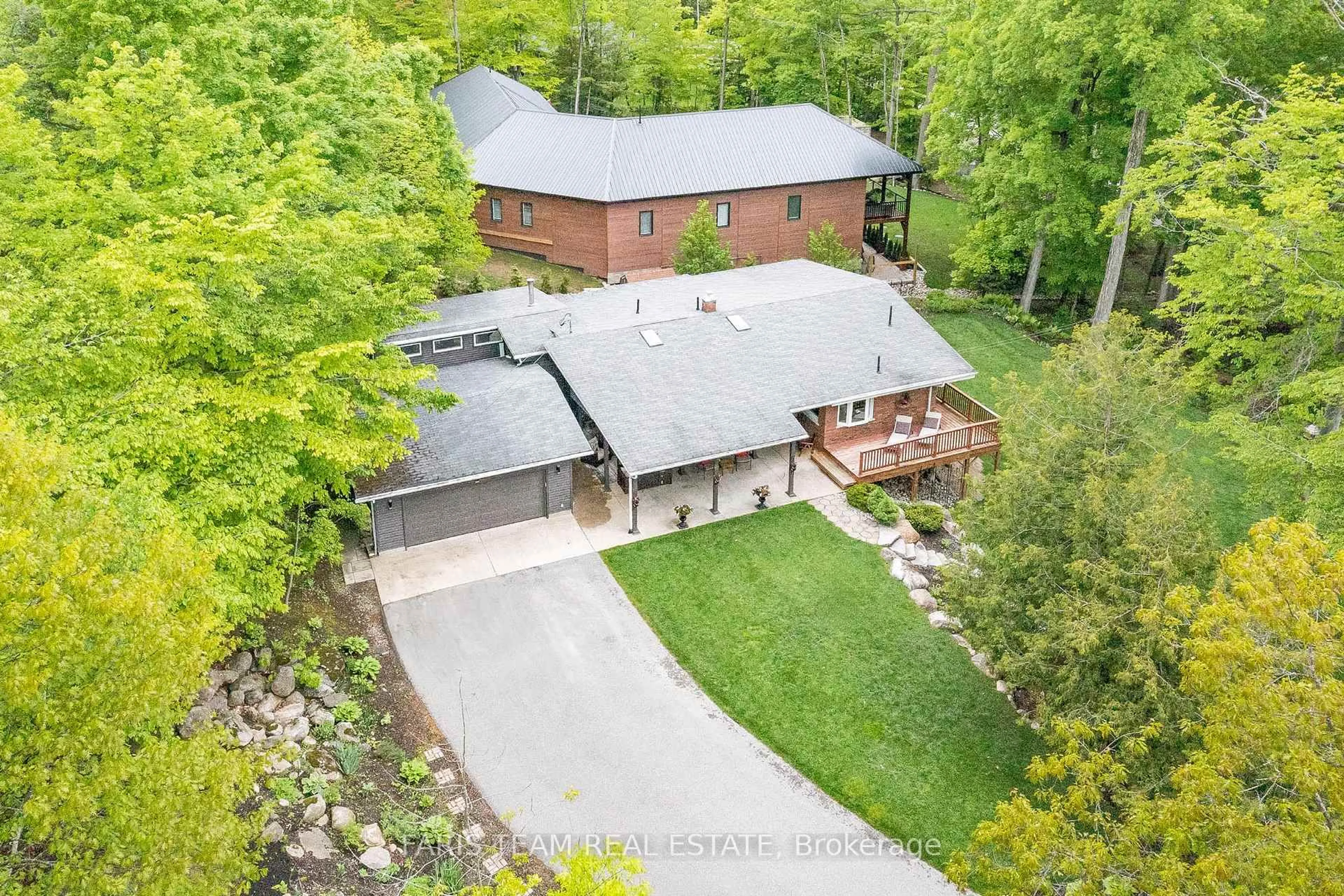 A pic from outside/outdoor area/front of a property/back of a property/a pic from drone, unknown for 10 Morgan Crt, Penetanguishene Ontario L9M 1Z2