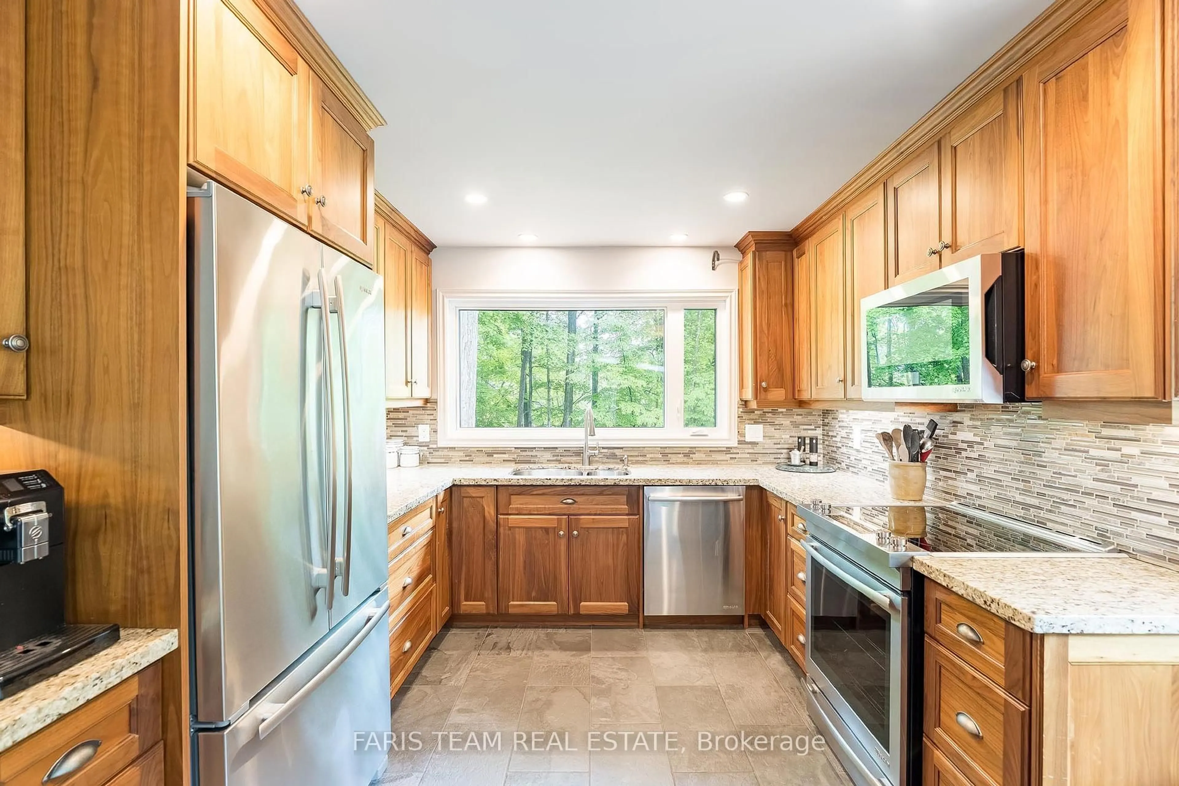 Contemporary kitchen, ceramic/tile floor for 10 Morgan Crt, Penetanguishene Ontario L9M 1Z2